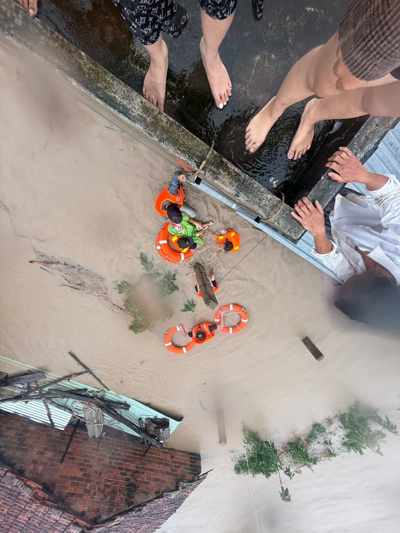 Bữa cơm vội, chiếc cano bị lật, những ánh đèn đêm trong lũ lớn: Đừng vội trách nếu cuộc gọi cứu hộ chưa kịp nghe...- Ảnh 1. Bữa cơm vội, chiếc cano bị lật, những ánh đèn đêm trong lũ lớn: Đừng vội trách nếu cuộc gọi cứu hộ chưa kịp nghe...- Ảnh 1.