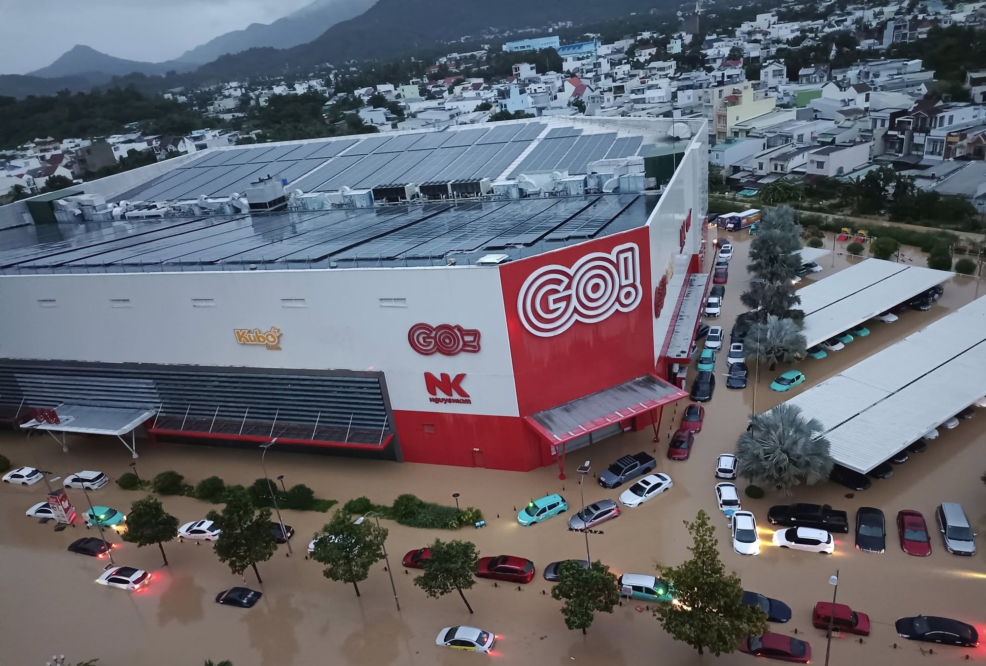 Sáng 20/11, lũ lịch sử đang xảy ra, hàng vạn người dân mắc kẹt trên mái nhà cầu cứu khắp nơi- Ảnh 4. Sáng 20/11, lũ lịch sử đang xảy ra, hàng vạn người dân mắc kẹt trên mái nhà cầu cứu khắp nơi- Ảnh 4.