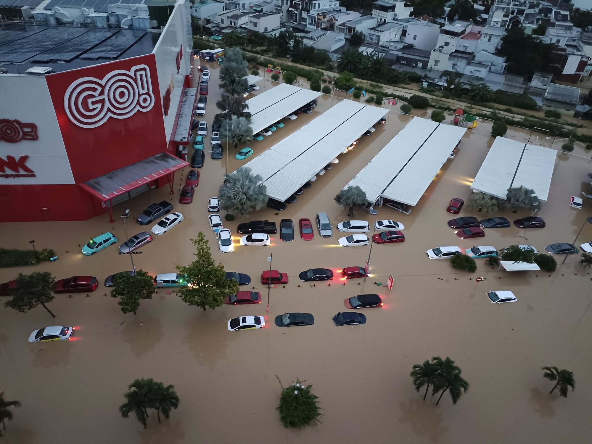 Sáng 20/11, lũ lịch sử đang xảy ra, hàng vạn người dân mắc kẹt trên mái nhà cầu cứu khắp nơi- Ảnh 5. Sáng 20/11, lũ lịch sử đang xảy ra, hàng vạn người dân mắc kẹt trên mái nhà cầu cứu khắp nơi- Ảnh 5.