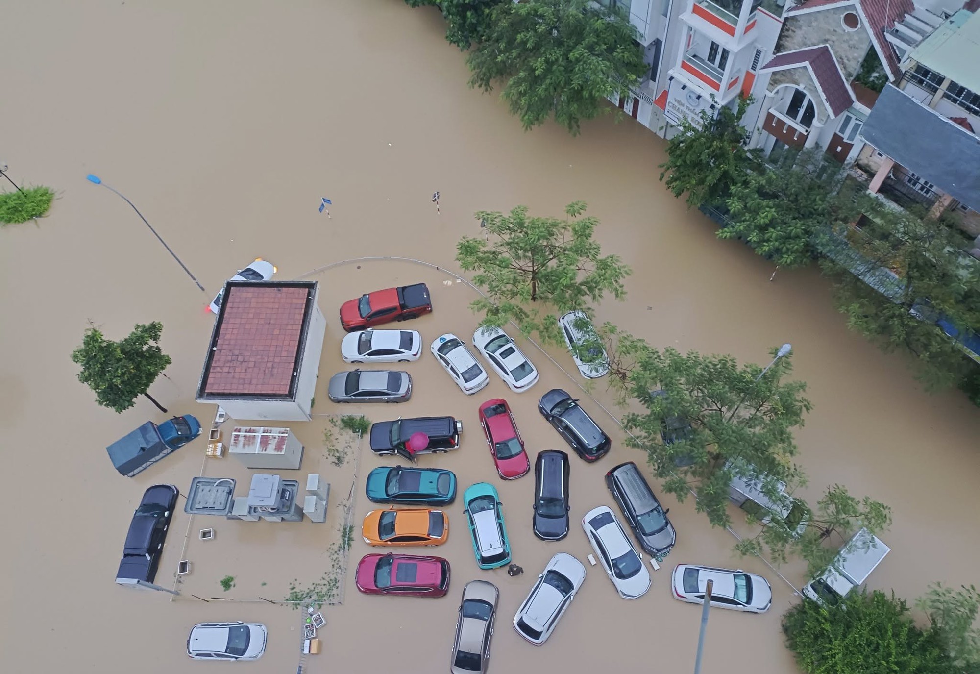 Sáng 20/11, lũ lịch sử đang xảy ra, hàng vạn người dân mắc kẹt trên mái nhà cầu cứu khắp nơi- Ảnh 6. Sáng 20/11, lũ lịch sử đang xảy ra, hàng vạn người dân mắc kẹt trên mái nhà cầu cứu khắp nơi- Ảnh 6.