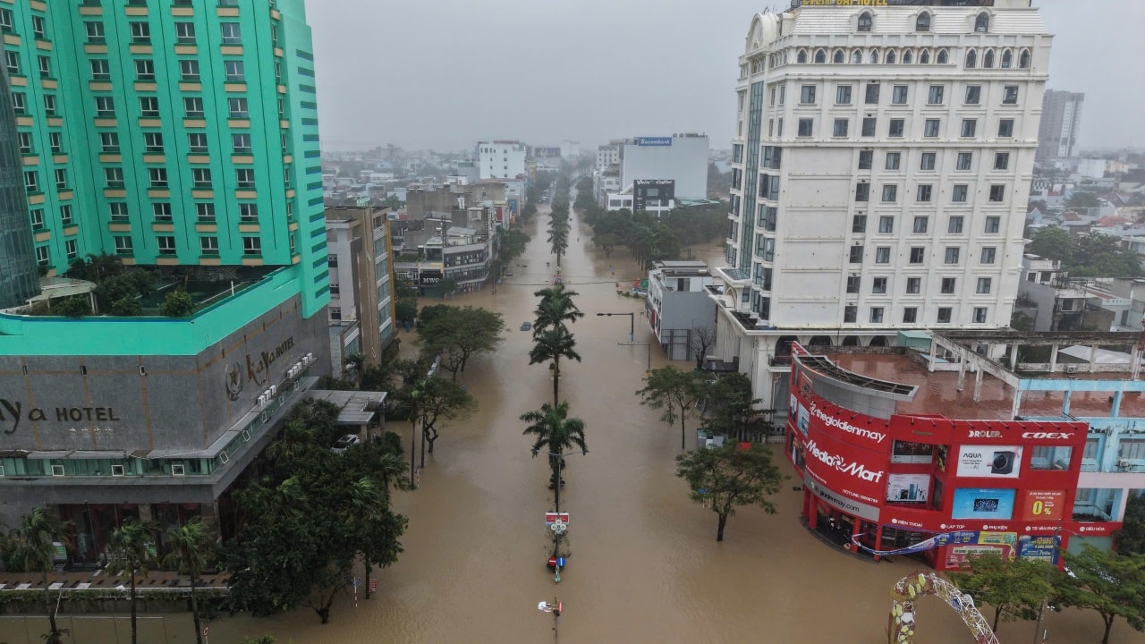 Sáng 20/11, lũ lịch sử đang xảy ra, hàng vạn người dân mắc kẹt trên mái nhà cầu cứu khắp nơi- Ảnh 2. Sáng 20/11, lũ lịch sử đang xảy ra, hàng vạn người dân mắc kẹt trên mái nhà cầu cứu khắp nơi- Ảnh 2.
