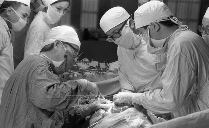 GS Tôn Thất Tùng: Người thầy thuốc làm rạng danh y học Việt Nam với phương pháp cắt gan 6 phút chấn động thế giới- Ảnh 4. GS Tôn Thất Tùng: Người thầy thuốc làm rạng danh y học Việt Nam với phương pháp cắt gan 6 phút chấn động thế giới- Ảnh 4.