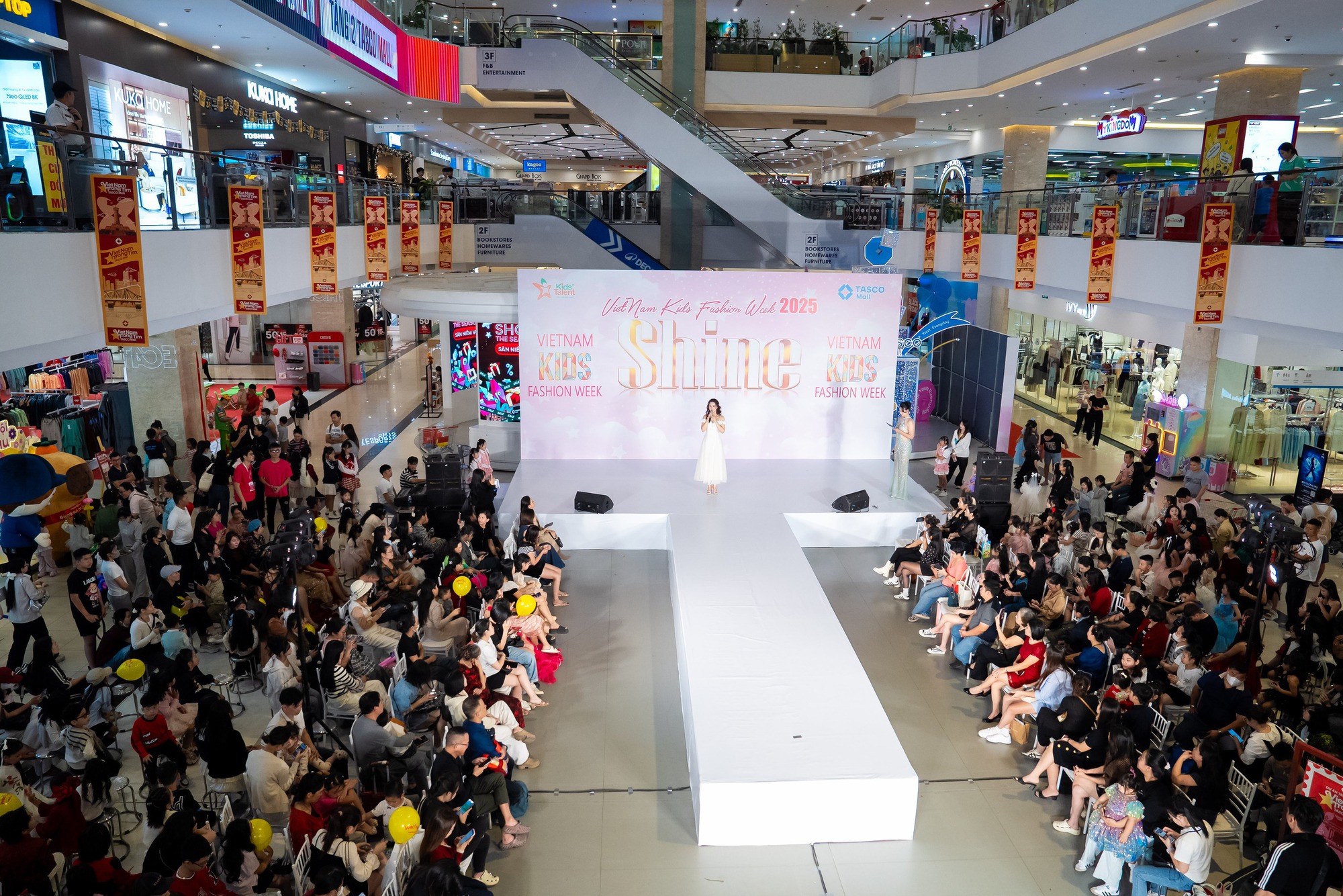 Diễn viên Thanh Hương, cô giáo Hương Đinh xuất hiện tại Show diễn SHINE trong khuôn khổ Vietnam Kids Fashion Week- Ảnh 1.