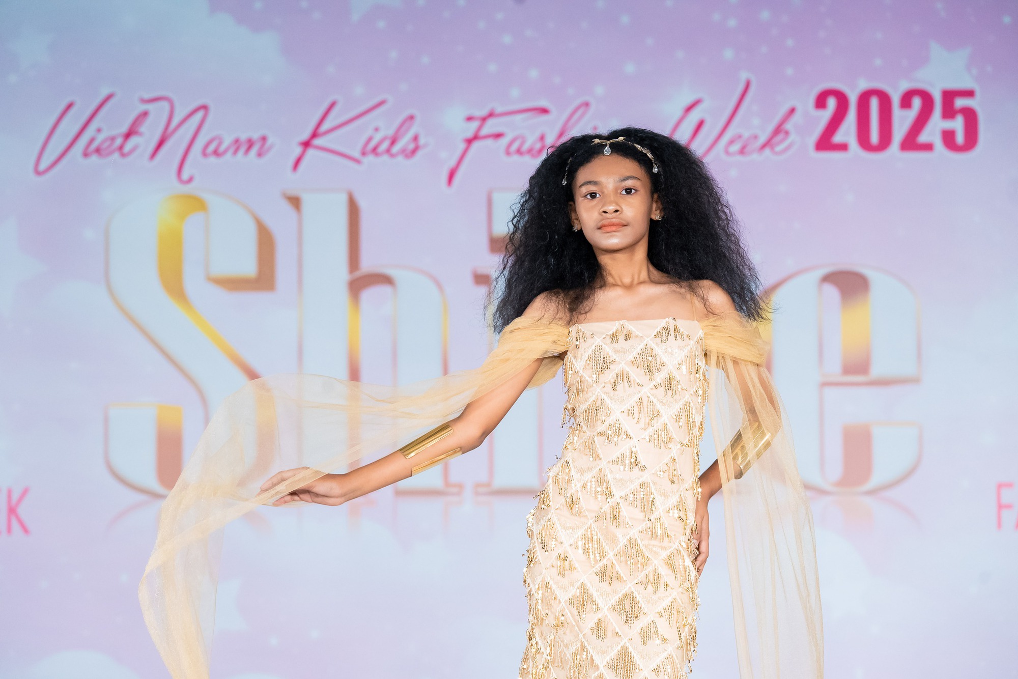 Diễn viên Thanh Hương, cô giáo Hương Đinh xuất hiện tại Show diễn SHINE trong khuôn khổ Vietnam Kids Fashion Week- Ảnh 14.