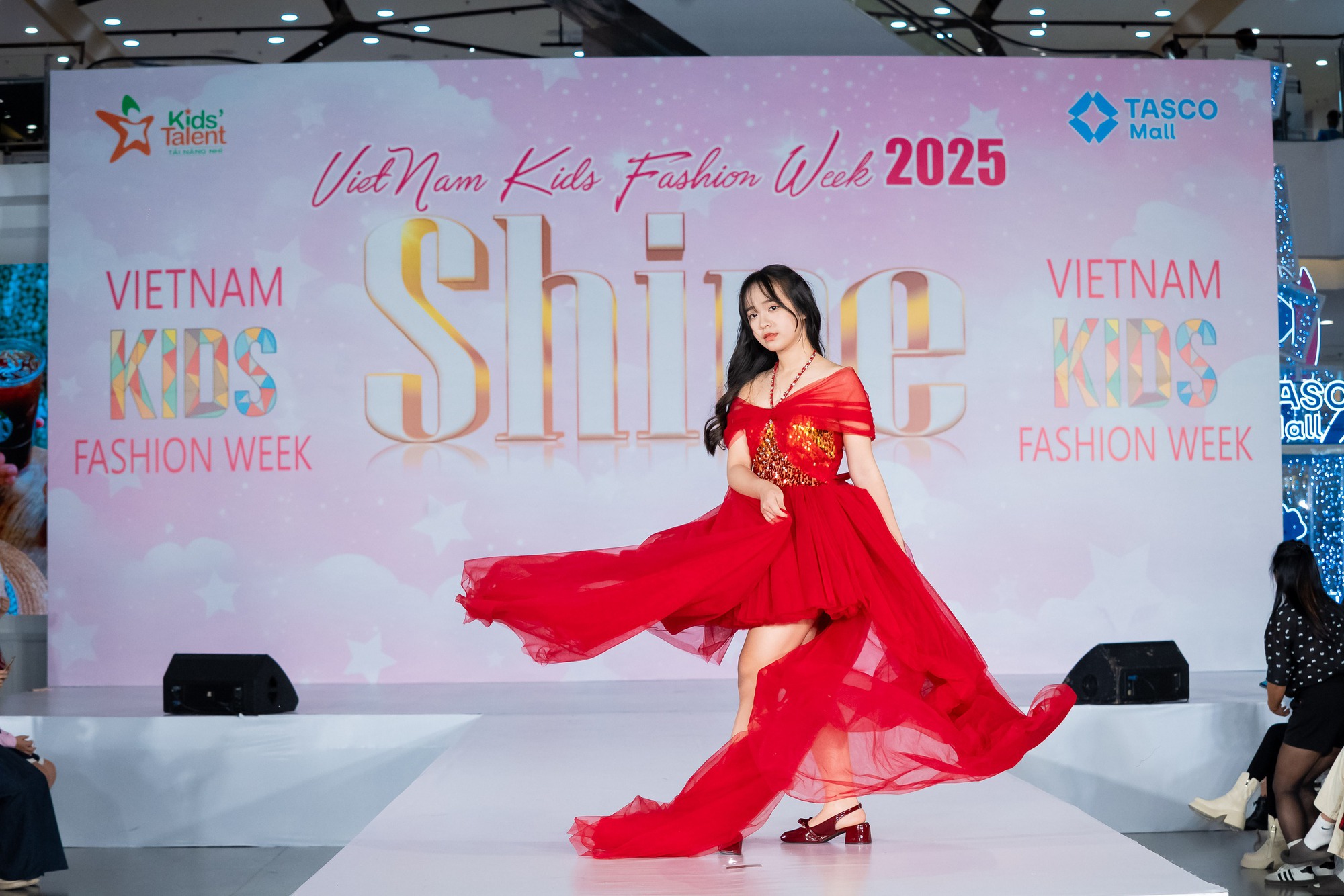 Diễn viên Thanh Hương, cô giáo Hương Đinh xuất hiện tại Show diễn SHINE trong khuôn khổ Vietnam Kids Fashion Week- Ảnh 13.