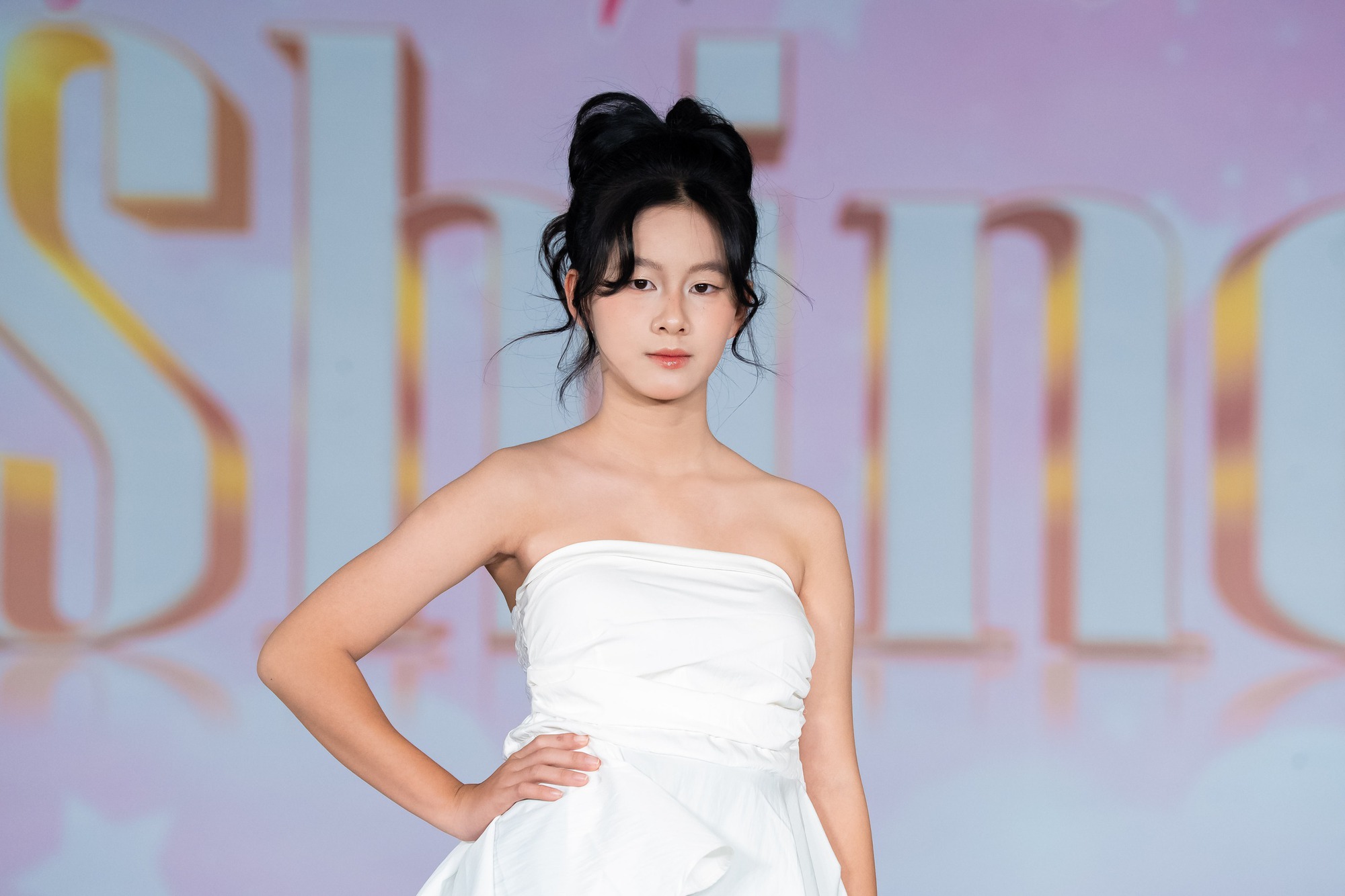 Diễn viên Thanh Hương, cô giáo Hương Đinh xuất hiện tại Show diễn SHINE trong khuôn khổ Vietnam Kids Fashion Week- Ảnh 17.