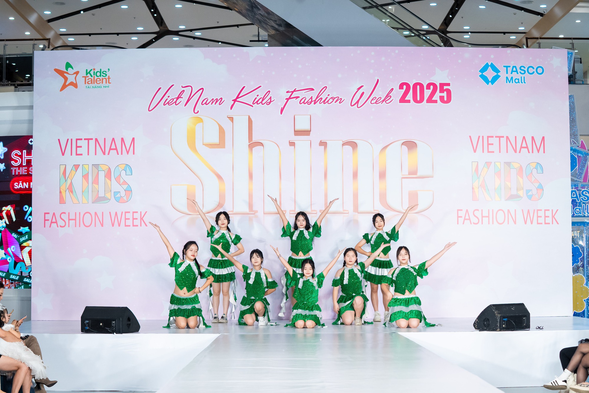 Diễn viên Thanh Hương, cô giáo Hương Đinh xuất hiện tại Show diễn SHINE trong khuôn khổ Vietnam Kids Fashion Week- Ảnh 3.