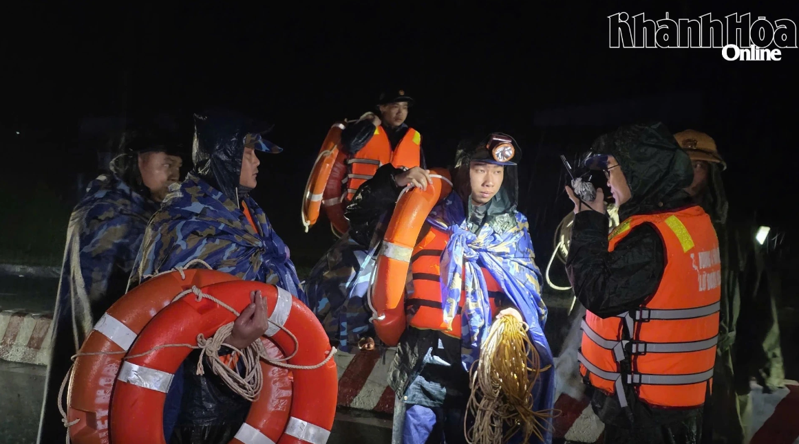 Sáng 20/11, lũ lịch sử đang xảy ra, hàng vạn người dân mắc kẹt trên mái nhà cầu cứu khắp nơi- Ảnh 1. Sáng 20/11, lũ lịch sử đang xảy ra, hàng vạn người dân mắc kẹt trên mái nhà cầu cứu khắp nơi- Ảnh 1.