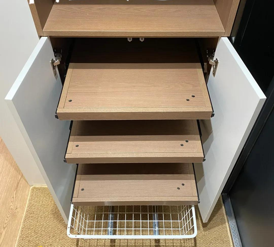 Lối vào chỉ 0,5m² nhưng chứa được 80 đôi giày: Thiết kế tủ giày khiến ai ở căn hộ nhỏ cũng muốn học theo - Ảnh 1.