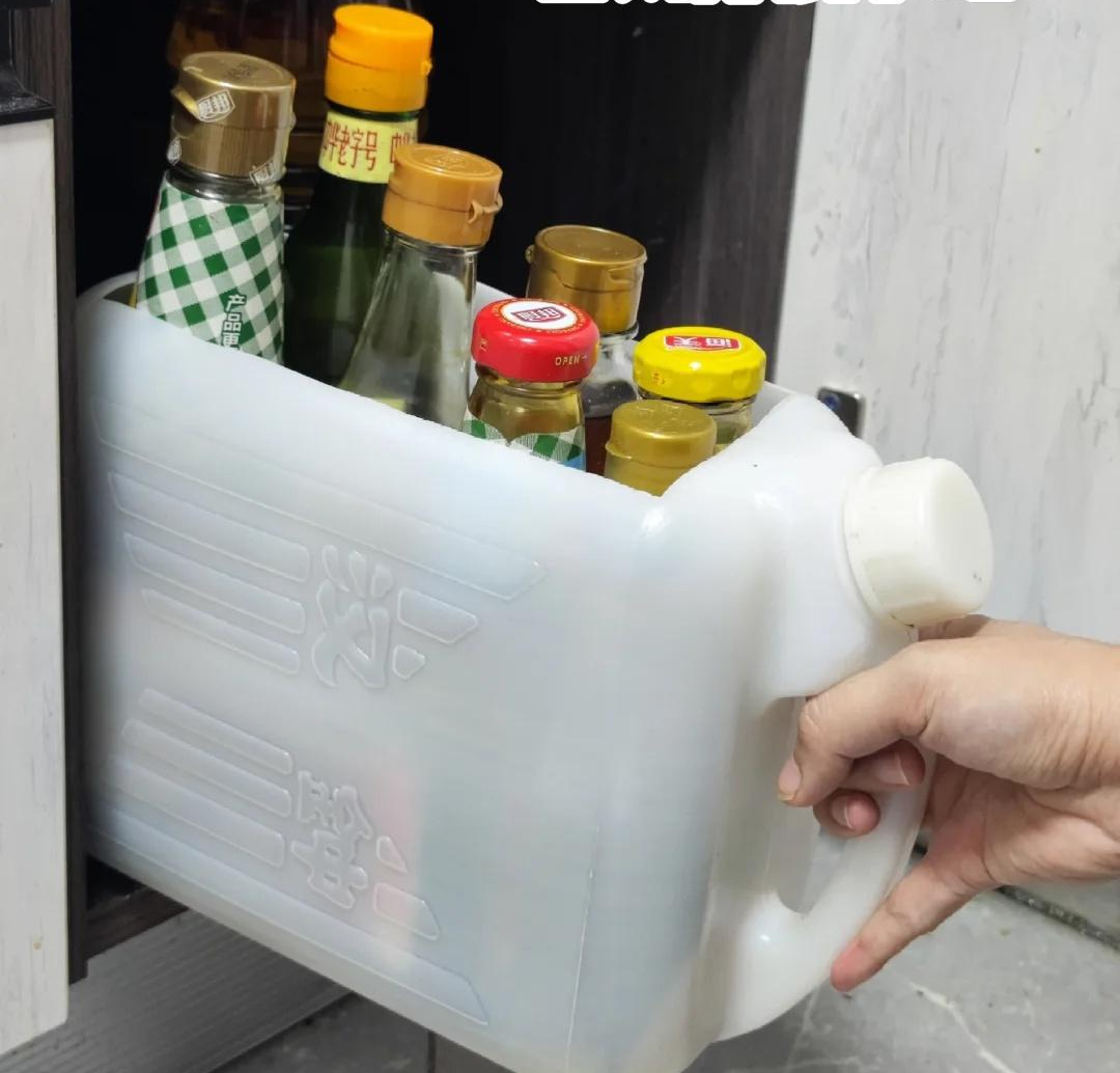 Tôi vô cùng ấn tượng với “trí tuệ nhà bếp” của người dì trung niên: Biến căn bếp gọn - sạch - tiện chỉ bằng những mẹo rẻ tiền ai cũng làm được - Ảnh 7.