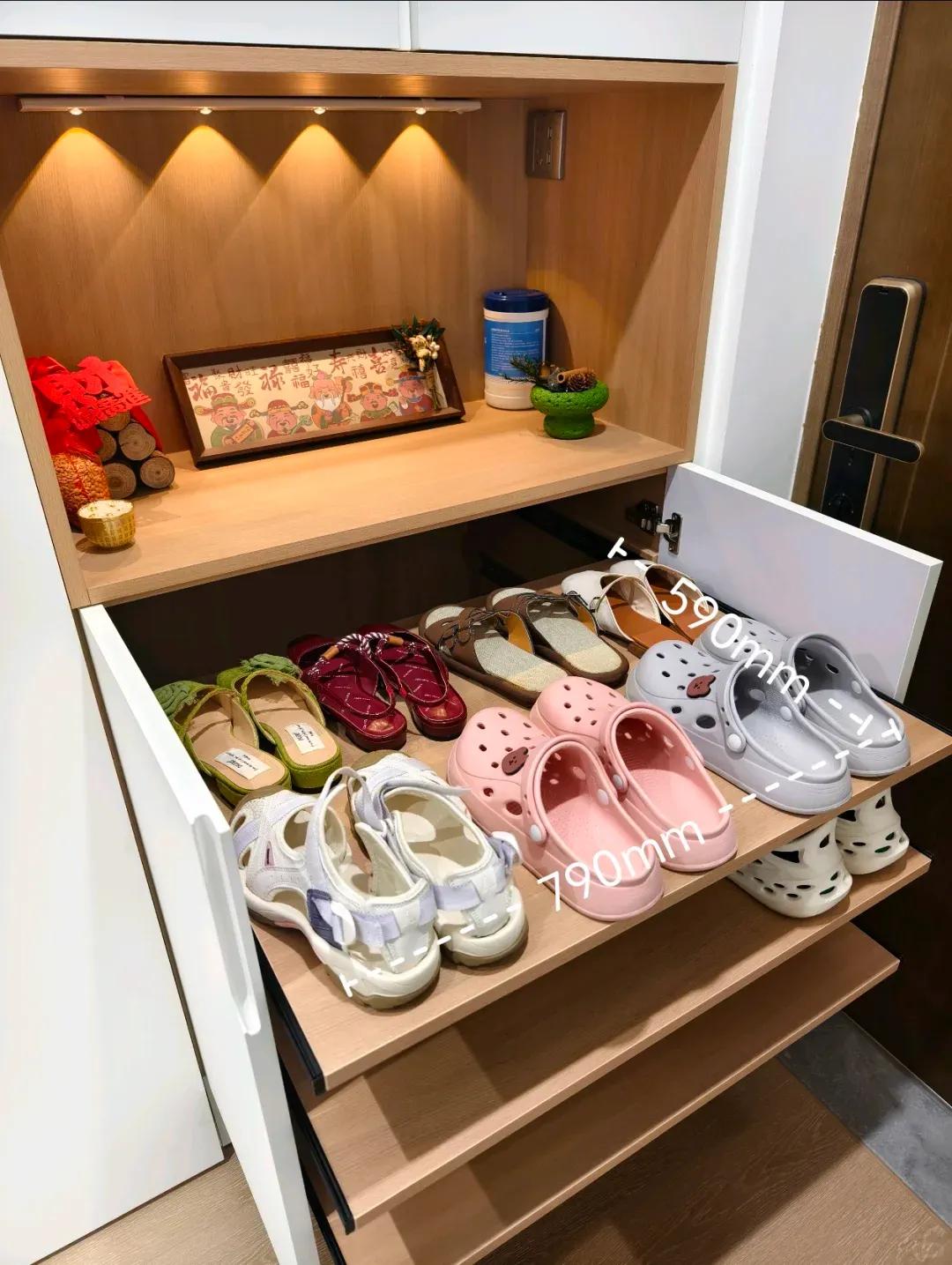 Lối vào chỉ 0,5m² nhưng chứa được 80 đôi giày: Thiết kế tủ giày khiến ai ở căn hộ nhỏ cũng muốn học theo - Ảnh 2.