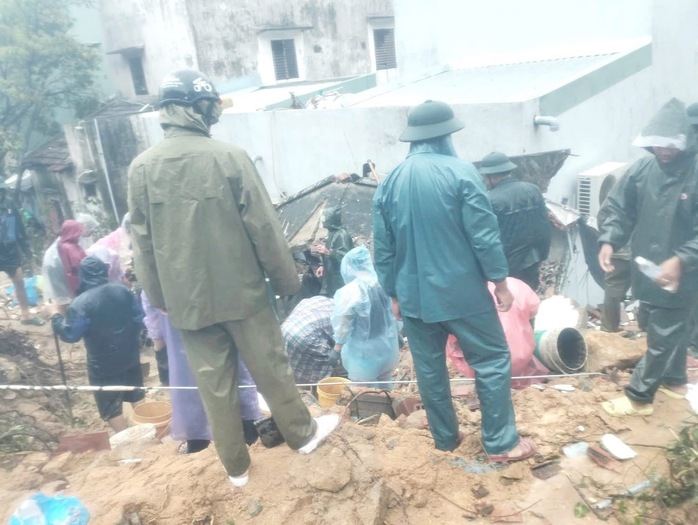 Sáng 20/11, lũ lịch sử đang xảy ra, hàng vạn người dân mắc kẹt trên mái nhà cầu cứu khắp nơi- Ảnh 14. Sáng 20/11, lũ lịch sử đang xảy ra, hàng vạn người dân mắc kẹt trên mái nhà cầu cứu khắp nơi- Ảnh 14.