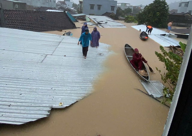 Sáng 20/11, lũ lịch sử đang xảy ra, hàng vạn người dân mắc kẹt trên mái nhà cầu cứu khắp nơi- Ảnh 2. Sáng 20/11, lũ lịch sử đang xảy ra, hàng vạn người dân mắc kẹt trên mái nhà cầu cứu khắp nơi- Ảnh 2.