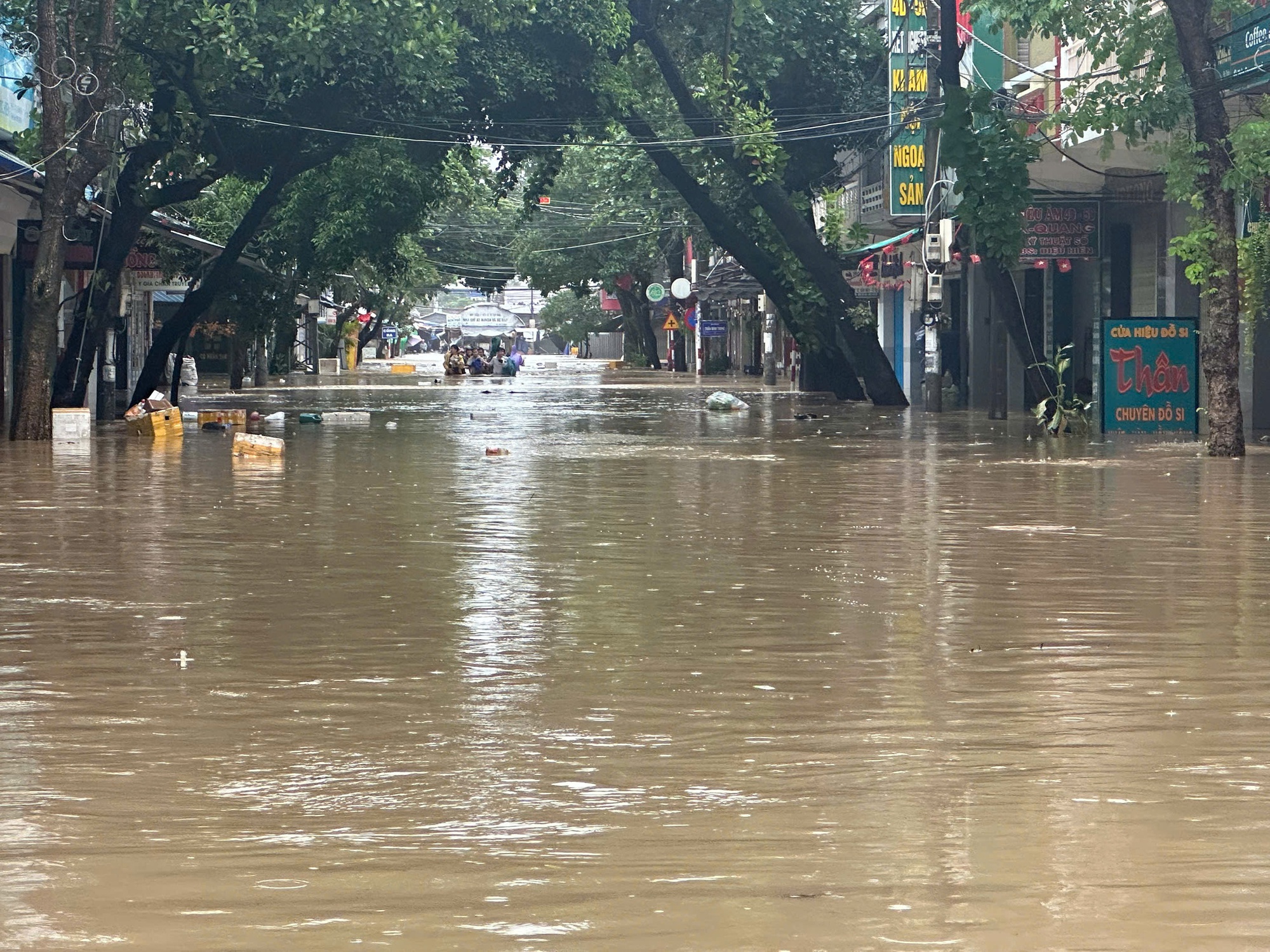 Mưa lớn, sạt lở khiến 21 người chết và mất tích, Bộ Quốc phòng điều trực thăng cứu trợ vùng lũ- Ảnh 8. Mưa lớn, sạt lở khiến 21 người chết và mất tích, Bộ Quốc phòng điều trực thăng cứu trợ vùng lũ- Ảnh 8.