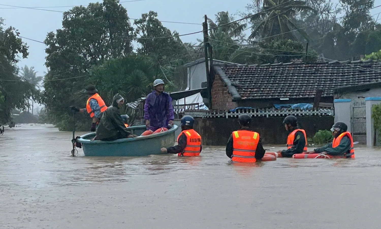 Mưa lớn, sạt lở khiến 21 người chết và mất tích, Bộ Quốc phòng điều trực thăng cứu trợ vùng lũ- Ảnh 7. Mưa lớn, sạt lở khiến 21 người chết và mất tích, Bộ Quốc phòng điều trực thăng cứu trợ vùng lũ- Ảnh 7.