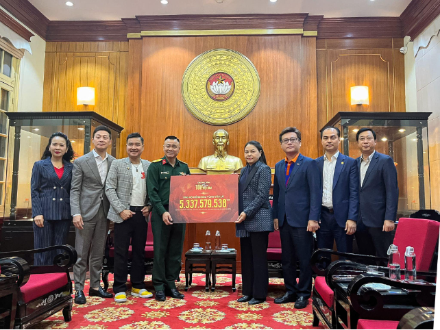 Vikki lan tỏa yêu thương : Đêm nhạc Tôi! Người Việt Nam & 5,3 tỷ đồng chuyển tới đồng bào bão lũ - Ảnh 1. Vikki lan tỏa yêu thương : Đêm nhạc Tôi! Người Việt Nam & 5,3 tỷ đồng chuyển tới đồng bào bão lũ - Ảnh 1.