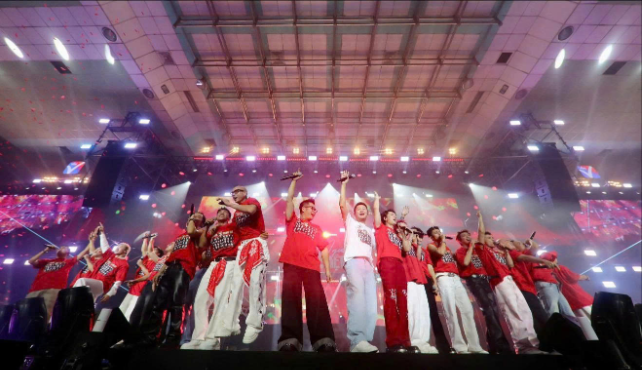 Vikki lan tỏa yêu thương : Đêm nhạc Tôi! Người Việt Nam & 5,3 tỷ đồng chuyển tới đồng bào bão lũ - Ảnh 3. Vikki lan tỏa yêu thương : Đêm nhạc Tôi! Người Việt Nam & 5,3 tỷ đồng chuyển tới đồng bào bão lũ - Ảnh 3.