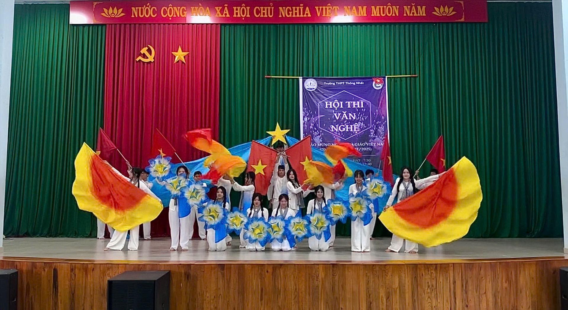 9,3 triệu người thán phục trước tiết mục văn nghệ được coi là ĐỈNH nhất dịp 20/11 năm nay- Ảnh 6.