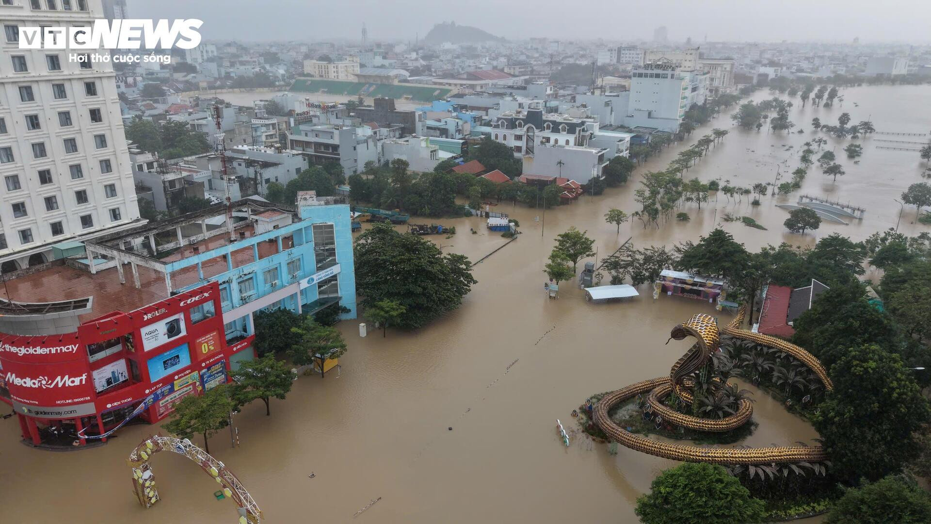 Mưa lớn, sạt lở khiến 21 người chết và mất tích, Bộ Quốc phòng điều trực thăng cứu trợ vùng lũ- Ảnh 5. Mưa lớn, sạt lở khiến 21 người chết và mất tích, Bộ Quốc phòng điều trực thăng cứu trợ vùng lũ- Ảnh 5.