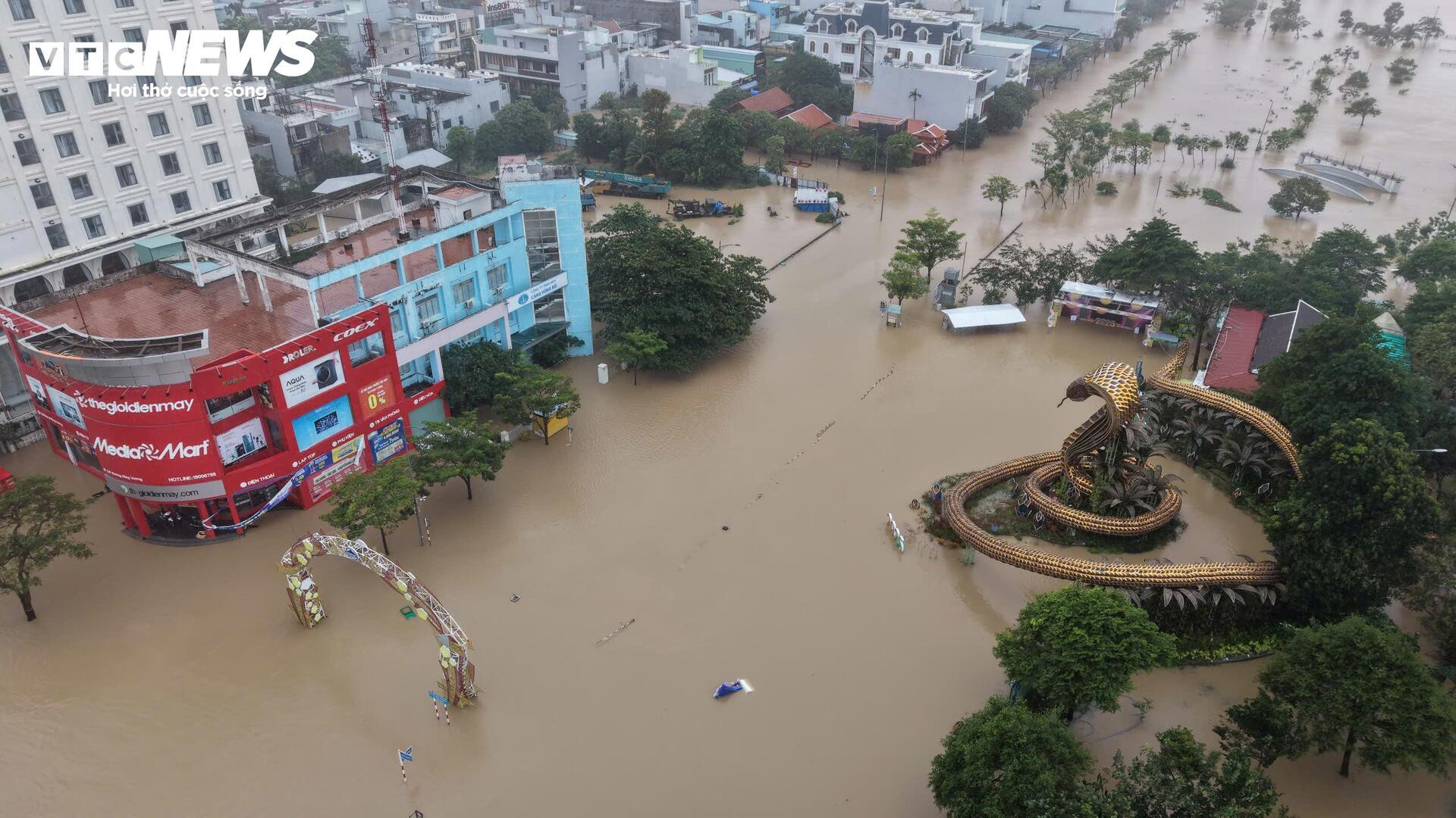 Mưa lớn, sạt lở khiến 21 người chết và mất tích, Bộ Quốc phòng điều trực thăng cứu trợ vùng lũ- Ảnh 3. Mưa lớn, sạt lở khiến 21 người chết và mất tích, Bộ Quốc phòng điều trực thăng cứu trợ vùng lũ- Ảnh 3.