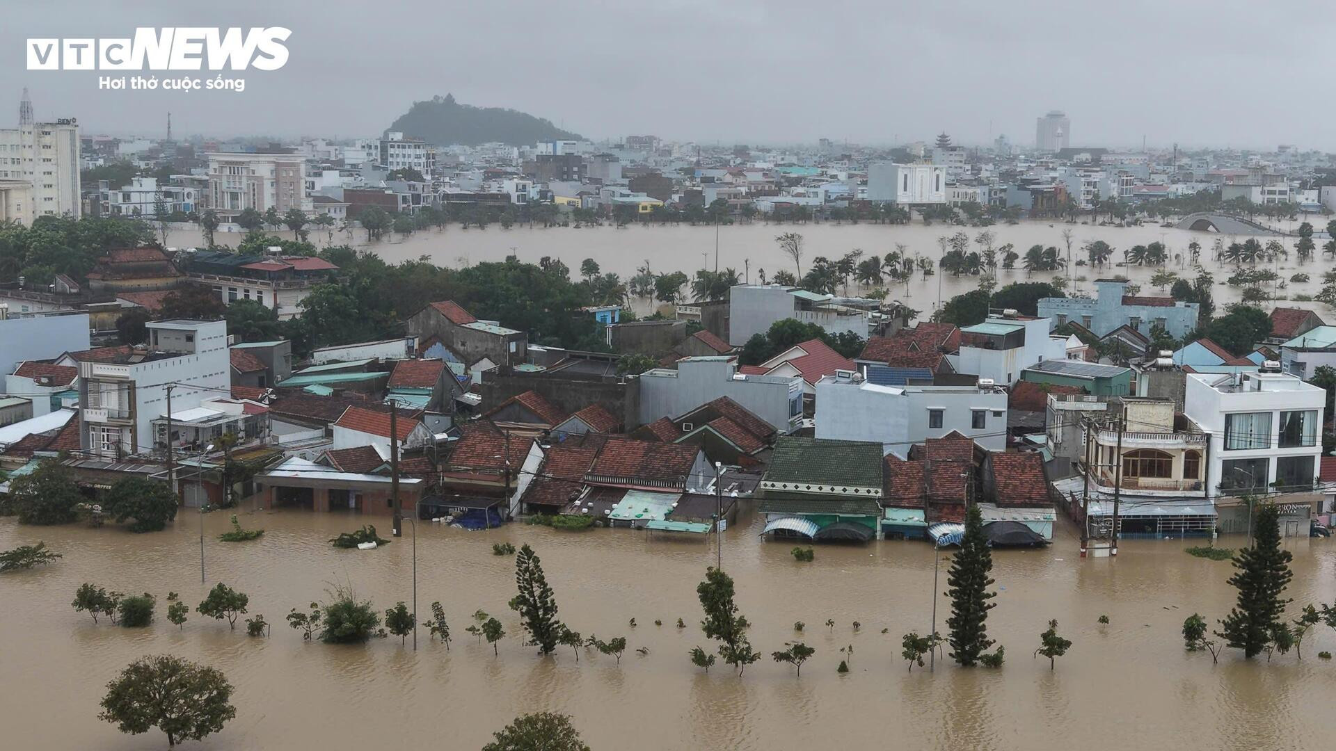 Mưa lớn, sạt lở khiến 21 người chết và mất tích, Bộ Quốc phòng điều trực thăng cứu trợ vùng lũ- Ảnh 4. Mưa lớn, sạt lở khiến 21 người chết và mất tích, Bộ Quốc phòng điều trực thăng cứu trợ vùng lũ- Ảnh 4.