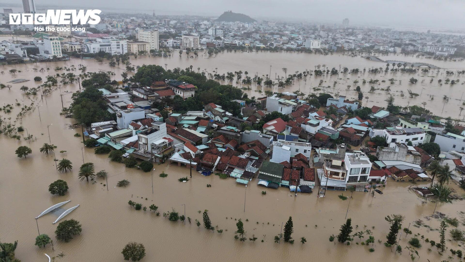 Mưa lớn, sạt lở khiến 21 người chết và mất tích, Bộ Quốc phòng điều trực thăng cứu trợ vùng lũ- Ảnh 1. Mưa lớn, sạt lở khiến 21 người chết và mất tích, Bộ Quốc phòng điều trực thăng cứu trợ vùng lũ- Ảnh 1.