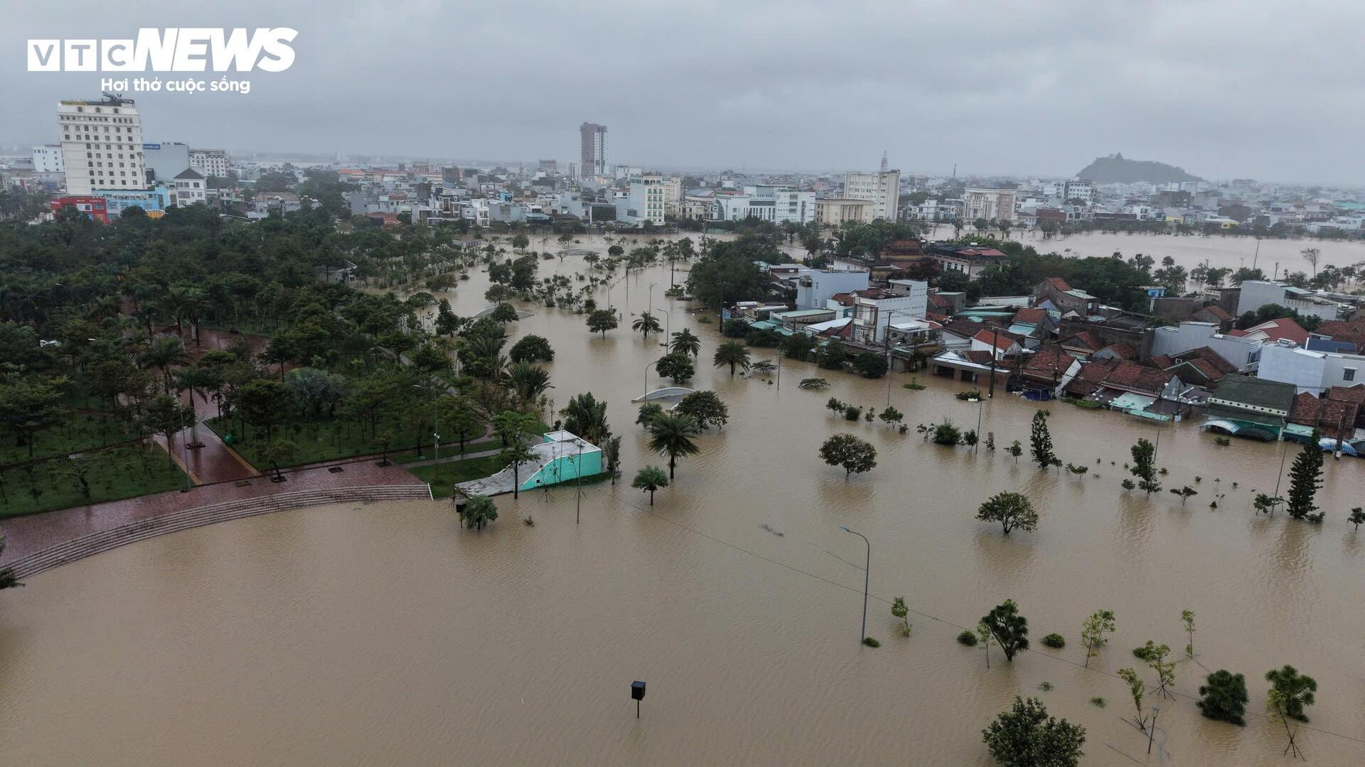 Mưa lớn, sạt lở khiến 21 người chết và mất tích, Bộ Quốc phòng điều trực thăng cứu trợ vùng lũ- Ảnh 6. Mưa lớn, sạt lở khiến 21 người chết và mất tích, Bộ Quốc phòng điều trực thăng cứu trợ vùng lũ- Ảnh 6.