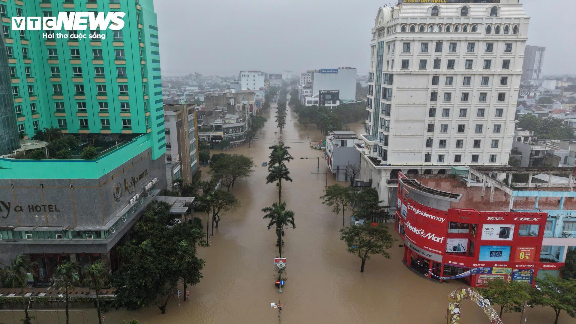 Mưa lớn, sạt lở khiến 21 người chết và mất tích, Bộ Quốc phòng điều trực thăng cứu trợ vùng lũ- Ảnh 2. Mưa lớn, sạt lở khiến 21 người chết và mất tích, Bộ Quốc phòng điều trực thăng cứu trợ vùng lũ- Ảnh 2.