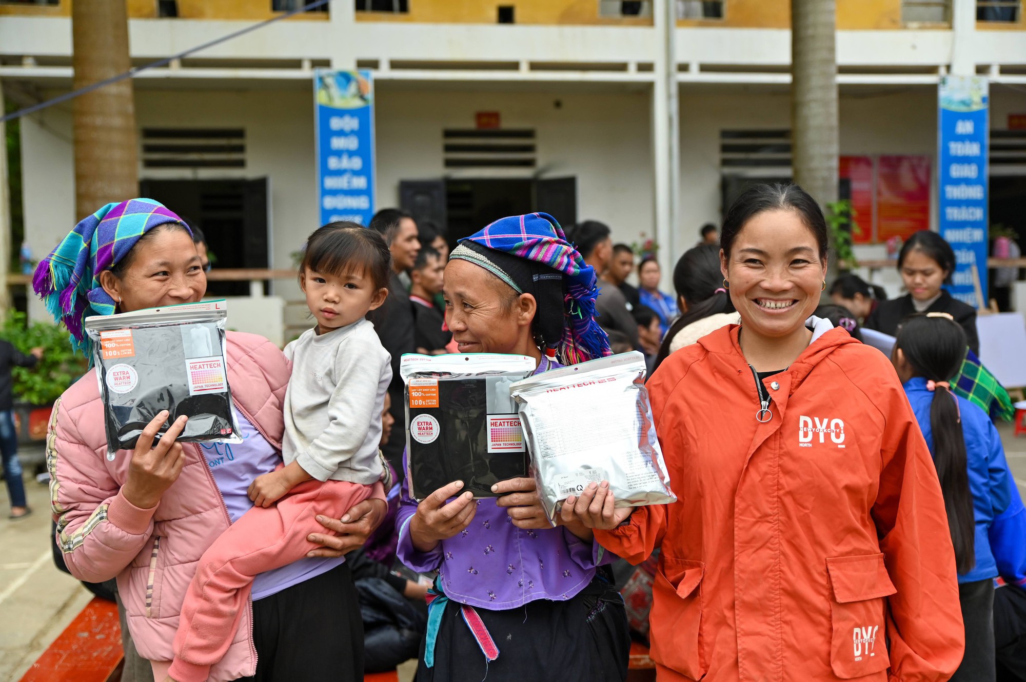 UNIQLO Việt Nam trao tặng 10.000 trang phục giữ nhiệt HEATTECH cho người dân có hoàn cảnh khó khăn tại các tỉnh miền núi- Ảnh 4. UNIQLO Việt Nam trao tặng 10.000 trang phục giữ nhiệt HEATTECH cho người dân có hoàn cảnh khó khăn tại các tỉnh miền núi- Ảnh 4.