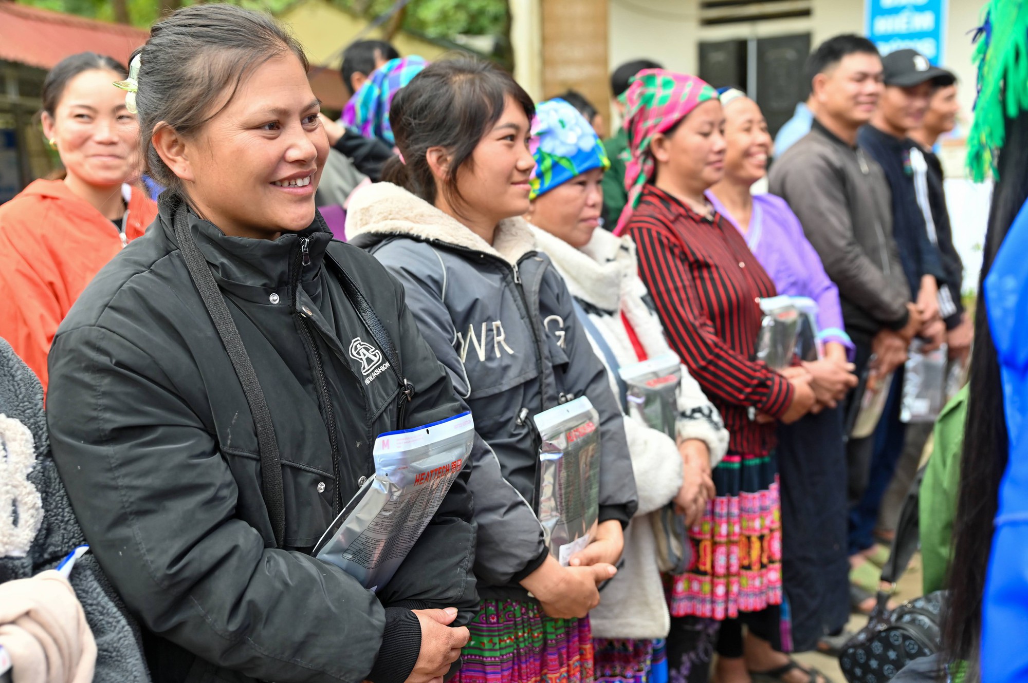 UNIQLO Việt Nam trao tặng 10.000 trang phục giữ nhiệt HEATTECH cho người dân có hoàn cảnh khó khăn tại các tỉnh miền núi- Ảnh 6. UNIQLO Việt Nam trao tặng 10.000 trang phục giữ nhiệt HEATTECH cho người dân có hoàn cảnh khó khăn tại các tỉnh miền núi- Ảnh 6.