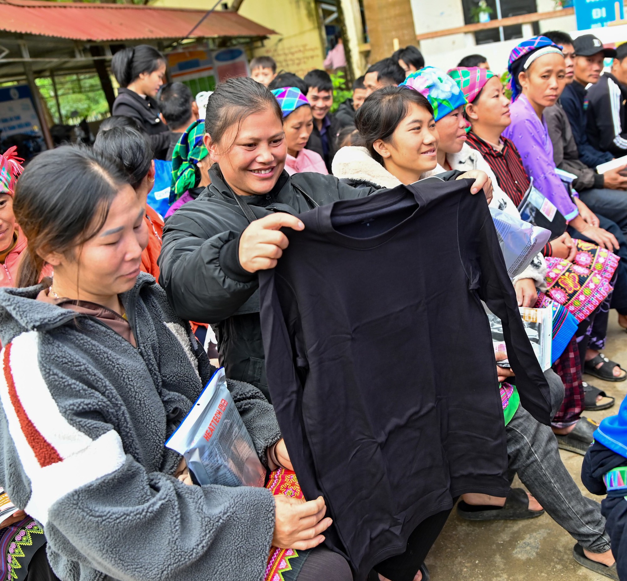 UNIQLO Việt Nam trao tặng 10.000 trang phục giữ nhiệt HEATTECH cho người dân có hoàn cảnh khó khăn tại các tỉnh miền núi- Ảnh 5. UNIQLO Việt Nam trao tặng 10.000 trang phục giữ nhiệt HEATTECH cho người dân có hoàn cảnh khó khăn tại các tỉnh miền núi- Ảnh 5.