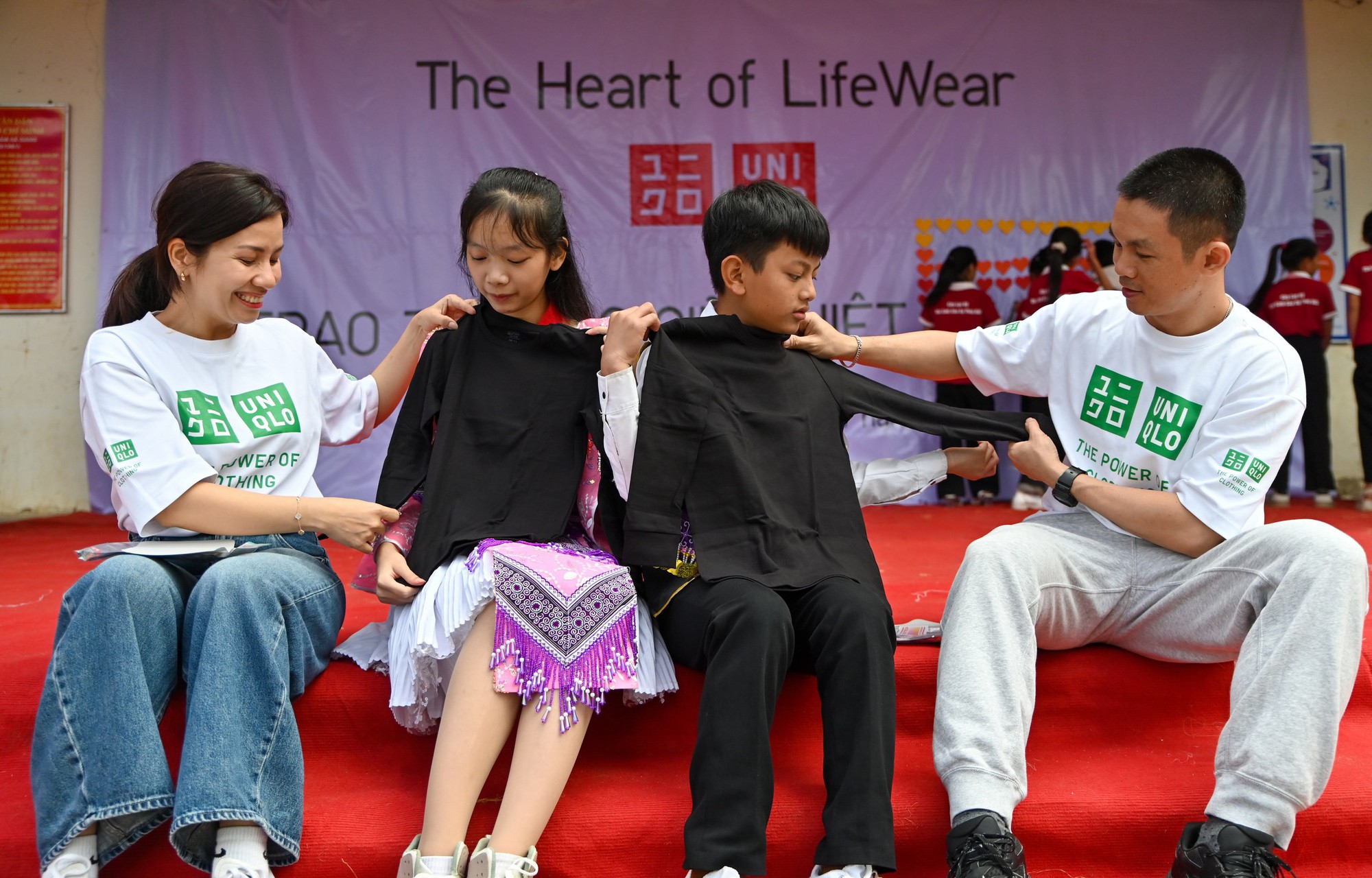 UNIQLO Việt Nam trao tặng 10.000 trang phục giữ nhiệt HEATTECH cho người dân có hoàn cảnh khó khăn tại các tỉnh miền núi- Ảnh 9. UNIQLO Việt Nam trao tặng 10.000 trang phục giữ nhiệt HEATTECH cho người dân có hoàn cảnh khó khăn tại các tỉnh miền núi- Ảnh 9.