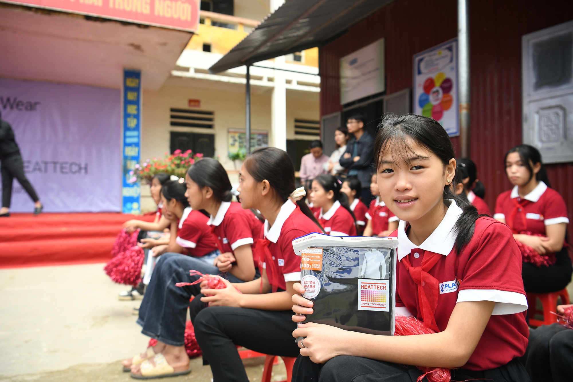 UNIQLO Việt Nam trao tặng 10.000 trang phục giữ nhiệt HEATTECH cho người dân có hoàn cảnh khó khăn tại các tỉnh miền núi- Ảnh 10. UNIQLO Việt Nam trao tặng 10.000 trang phục giữ nhiệt HEATTECH cho người dân có hoàn cảnh khó khăn tại các tỉnh miền núi- Ảnh 10.