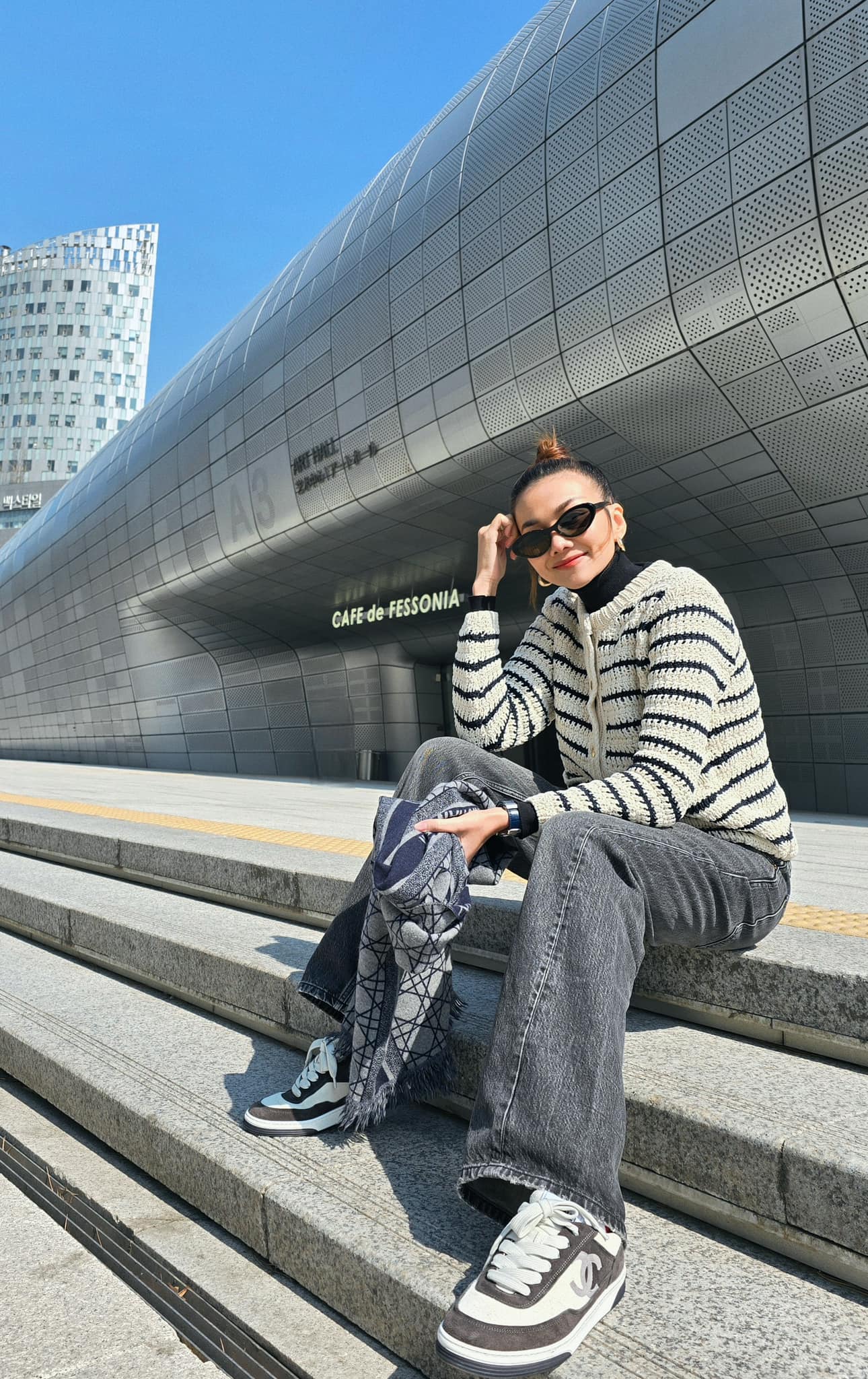 Phụ nữ trên 40 tuổi muốn mặc quần jeans đẹp thì hãy học Phạm Thanh Hằng, đảm bảo sành điệu suốt 4 mùa - Ảnh 5.