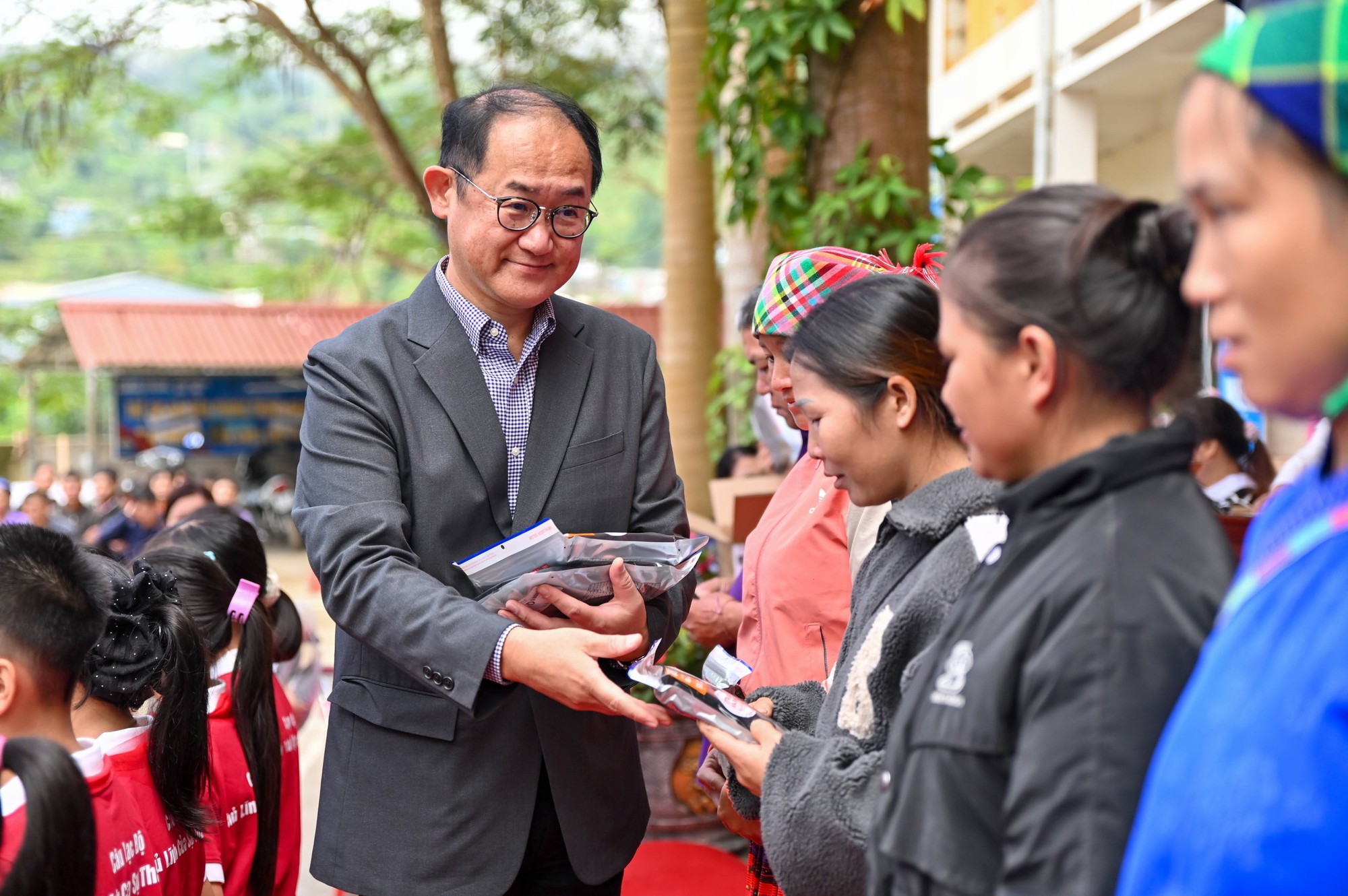 UNIQLO Việt Nam trao tặng 10.000 trang phục giữ nhiệt HEATTECH cho người dân có hoàn cảnh khó khăn tại các tỉnh miền núi- Ảnh 7. UNIQLO Việt Nam trao tặng 10.000 trang phục giữ nhiệt HEATTECH cho người dân có hoàn cảnh khó khăn tại các tỉnh miền núi- Ảnh 7.