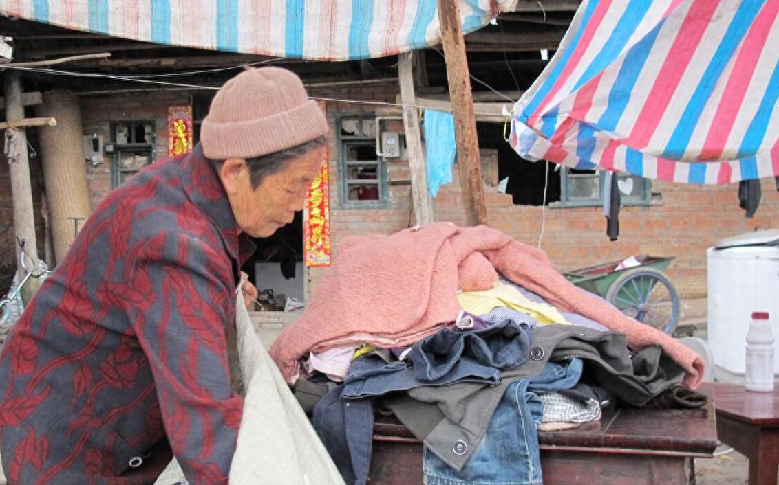 Tiết kiệm kiểu này chỉ thêm tốn kém: Những thói quen “giữ của” của bố mẹ khiến tôi vừa bực mình vừa bất lực - Ảnh 1.