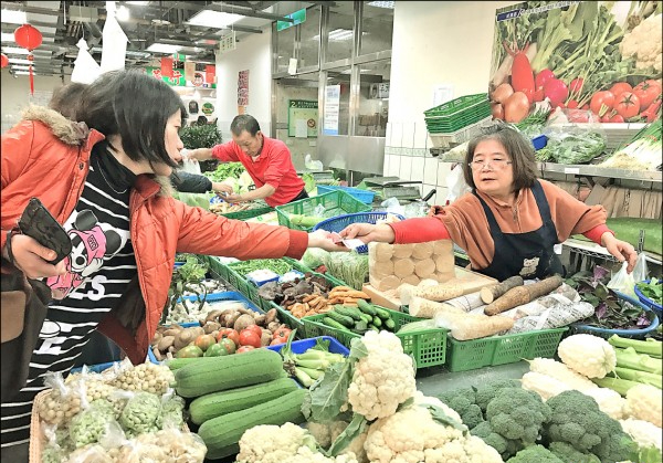 Mẹ Hà Nội chia sẻ: Giá rau tăng 40% làm tôi tá hoả nhưng lại học được 5 mẹo đi chợ tiết kiệm hơn  - Ảnh 1.