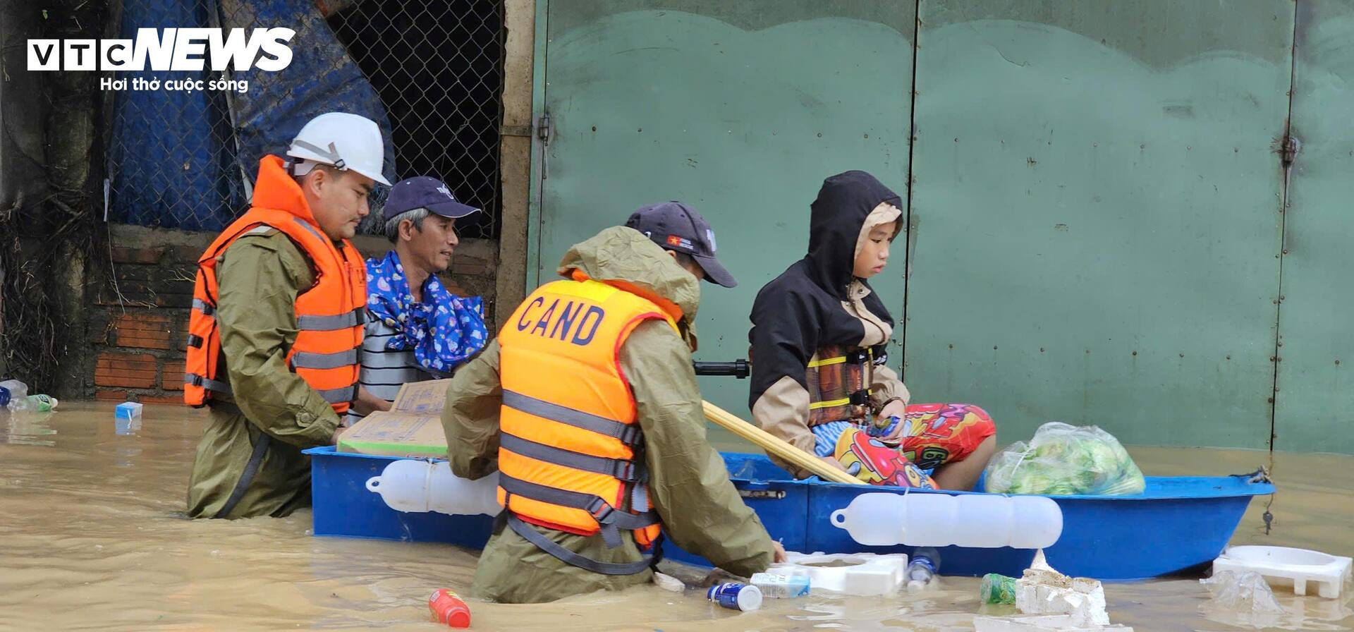 Toàn cảnh mưa lũ Nam Trung bộ: Hàng vạn nhà ngập sâu, dân dỡ ngói ngoi lên cầu cứu- Ảnh 5.