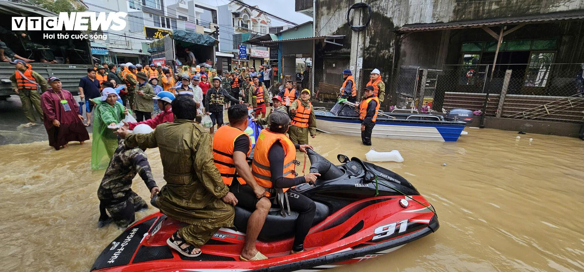 Toàn cảnh mưa lũ Nam Trung bộ: Hàng vạn nhà ngập sâu, dân dỡ ngói ngoi lên cầu cứu- Ảnh 8.