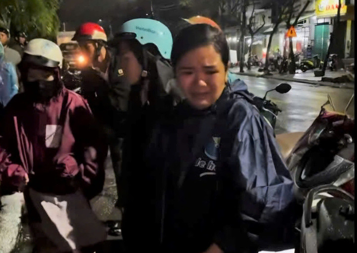 Xôn xao clip 'bán cá xả lỗ vì mưa lũ, người phụ nữ bị kẻ gian móc túi 50 triệu'- Ảnh 1.