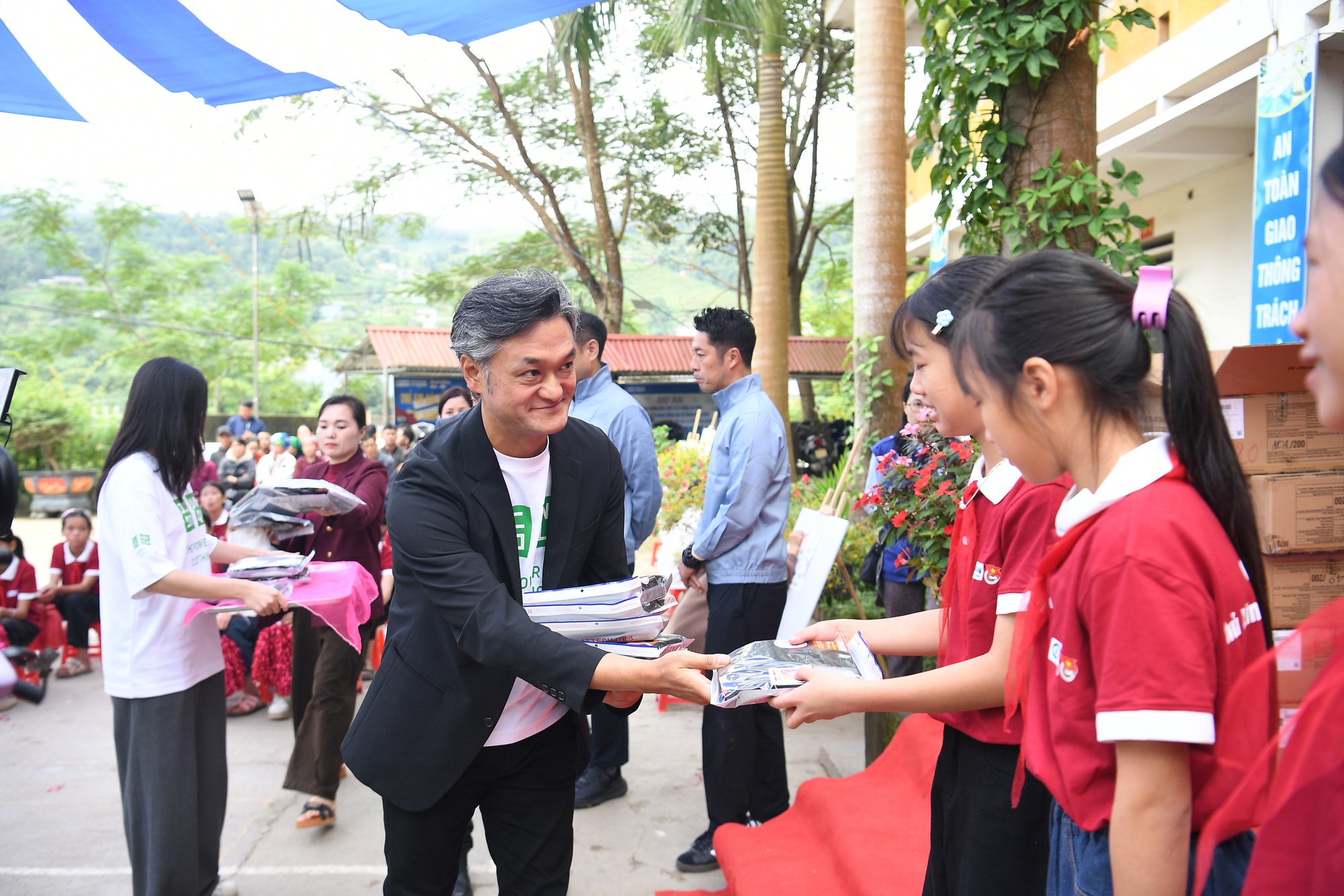 UNIQLO Việt Nam trao tặng 10.000 trang phục giữ nhiệt HEATTECH cho người dân có hoàn cảnh khó khăn tại các tỉnh miền núi- Ảnh 8. UNIQLO Việt Nam trao tặng 10.000 trang phục giữ nhiệt HEATTECH cho người dân có hoàn cảnh khó khăn tại các tỉnh miền núi- Ảnh 8.