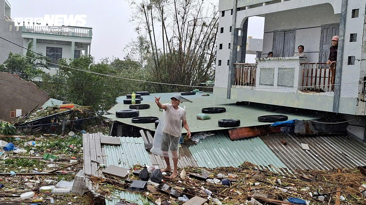 Đắk Lắk lũ vượt mái nhà, dân thoát nạn nghẹn ngào: 'Ngỡ mình chết hôm qua'- Ảnh 5.