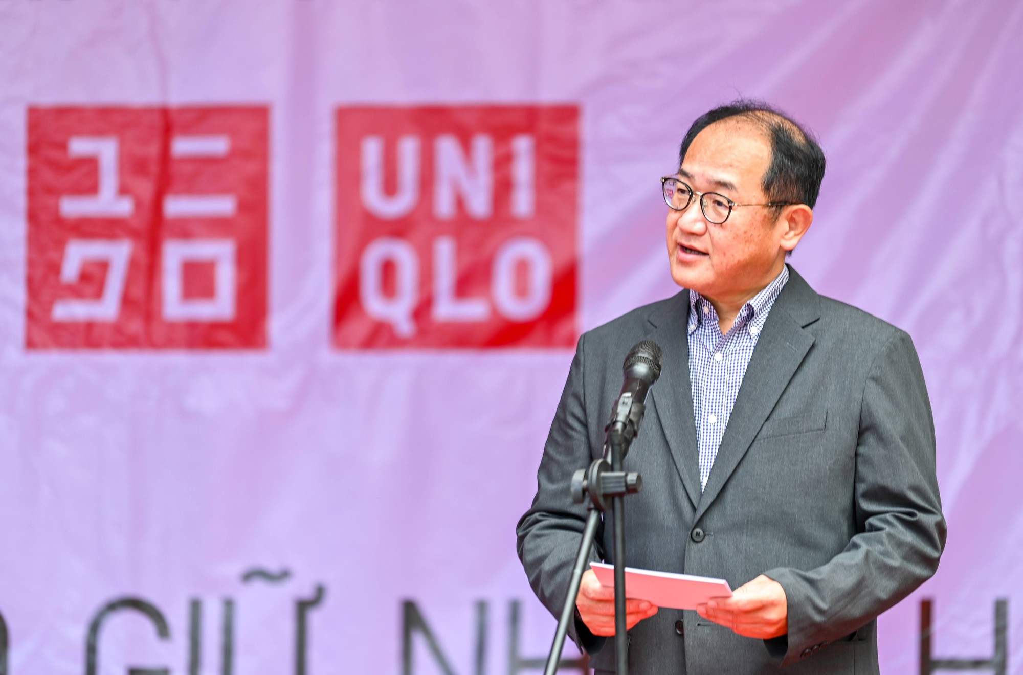 UNIQLO Việt Nam trao tặng 10.000 trang phục giữ nhiệt HEATTECH cho người dân có hoàn cảnh khó khăn tại các tỉnh miền núi- Ảnh 2. UNIQLO Việt Nam trao tặng 10.000 trang phục giữ nhiệt HEATTECH cho người dân có hoàn cảnh khó khăn tại các tỉnh miền núi- Ảnh 2.