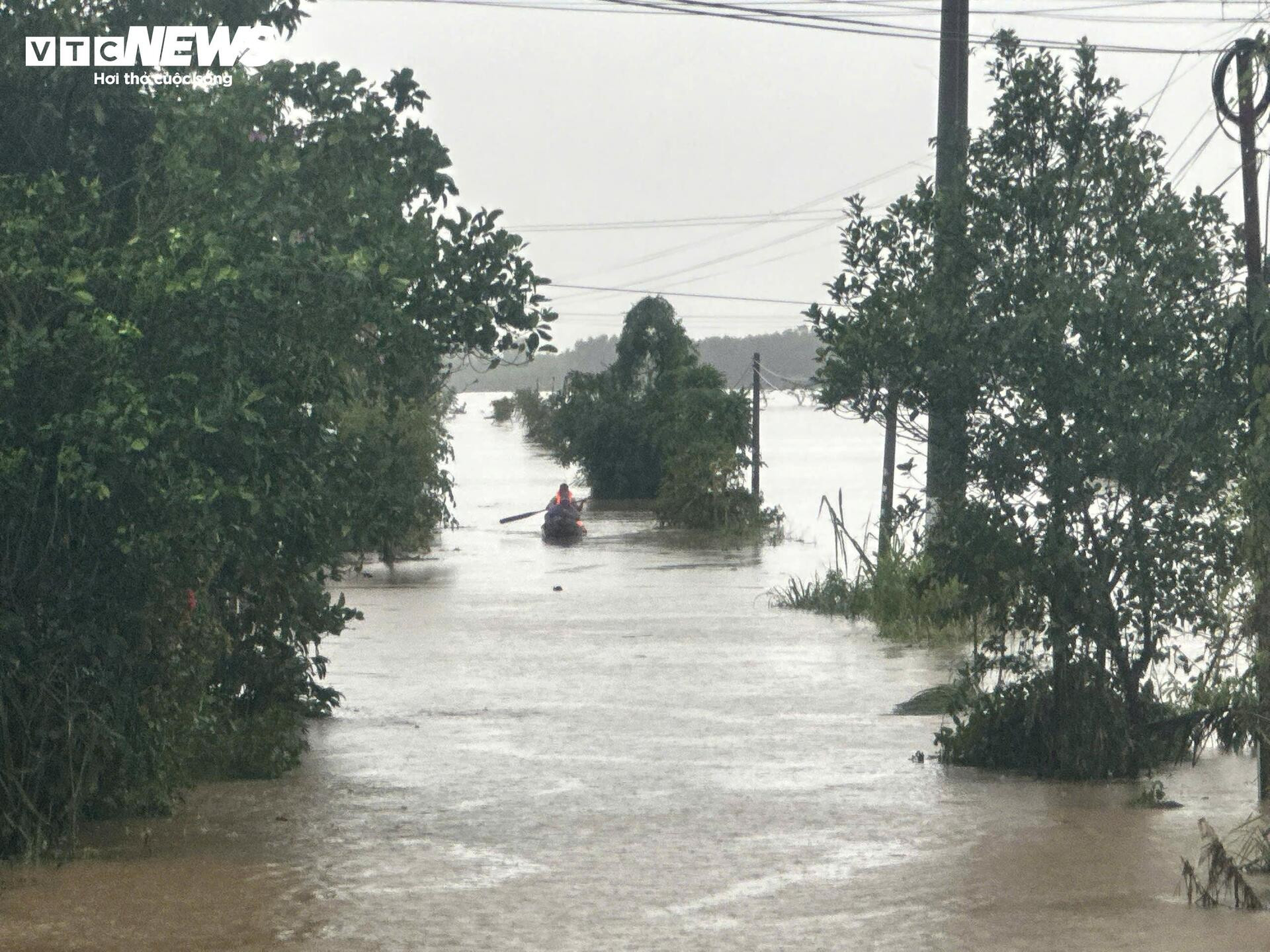 Đắk Lắk lũ vượt mái nhà, dân thoát nạn nghẹn ngào: 'Ngỡ mình chết hôm qua'- Ảnh 1.