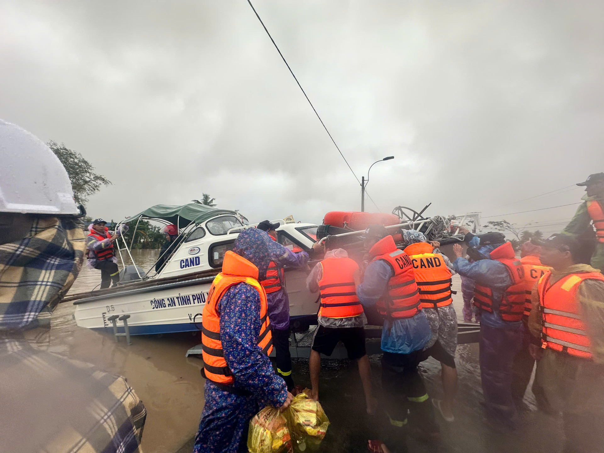 Đắk Lắk lũ vượt mái nhà, dân thoát nạn nghẹn ngào: 'Ngỡ mình chết hôm qua'- Ảnh 6.