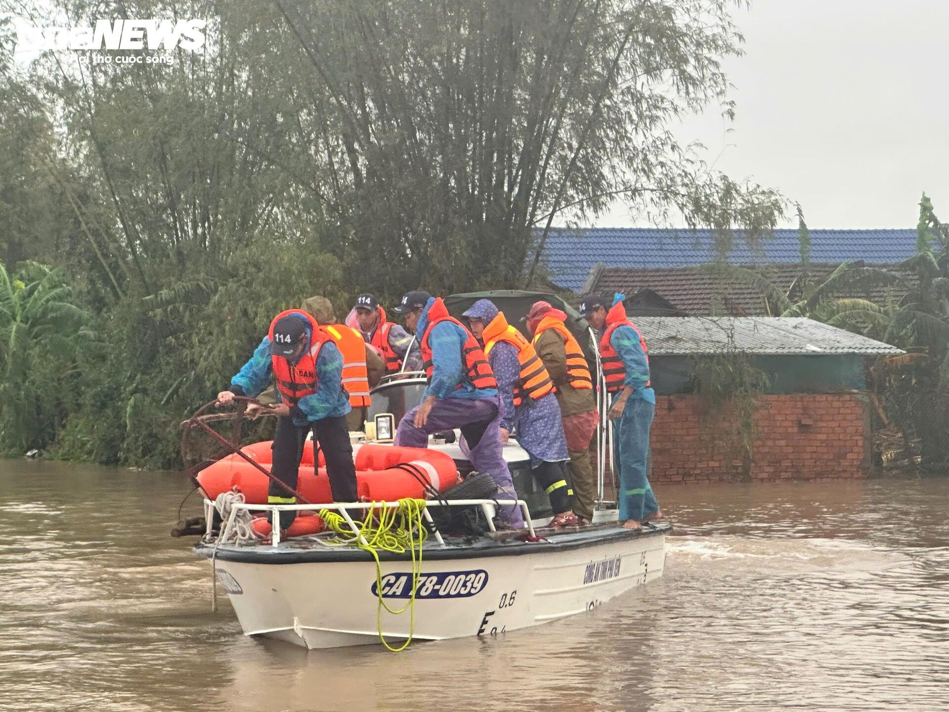 Đắk Lắk lũ vượt mái nhà, dân thoát nạn nghẹn ngào: 'Ngỡ mình chết hôm qua'- Ảnh 3.