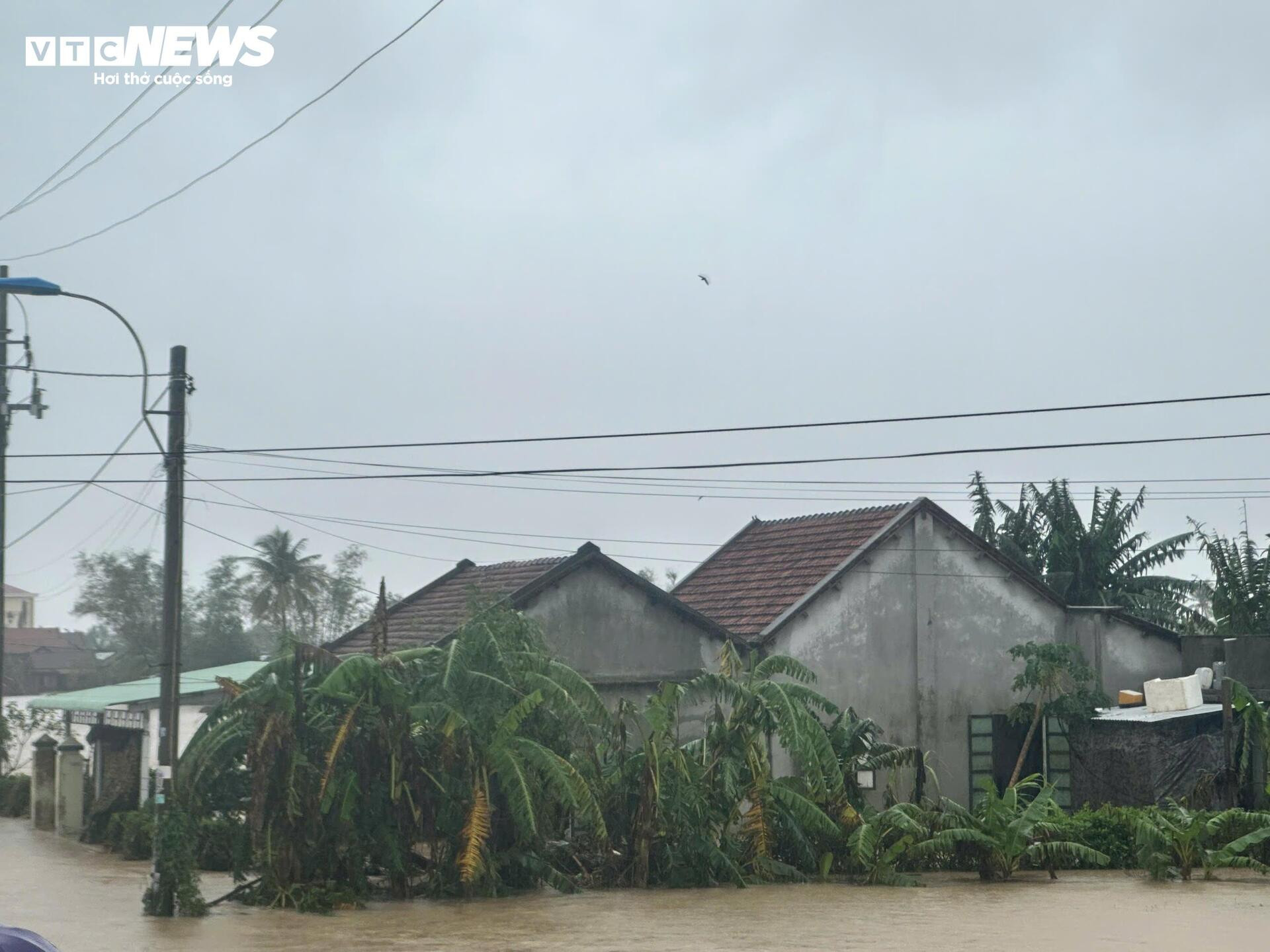 Đắk Lắk lũ vượt mái nhà, dân thoát nạn nghẹn ngào: 'Ngỡ mình chết hôm qua'- Ảnh 2.