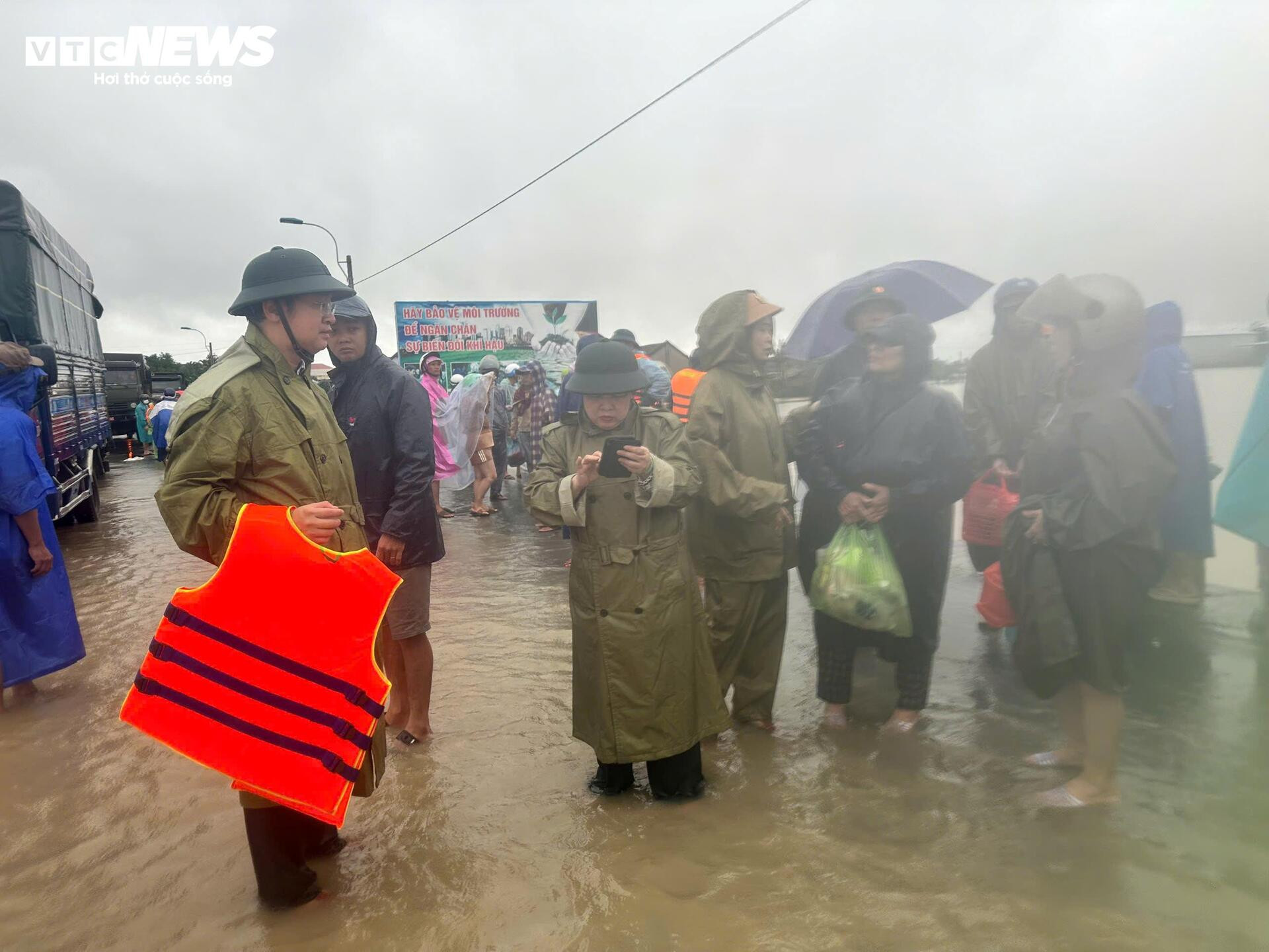 Đắk Lắk lũ vượt mái nhà, dân thoát nạn nghẹn ngào: 'Ngỡ mình chết hôm qua'- Ảnh 8.