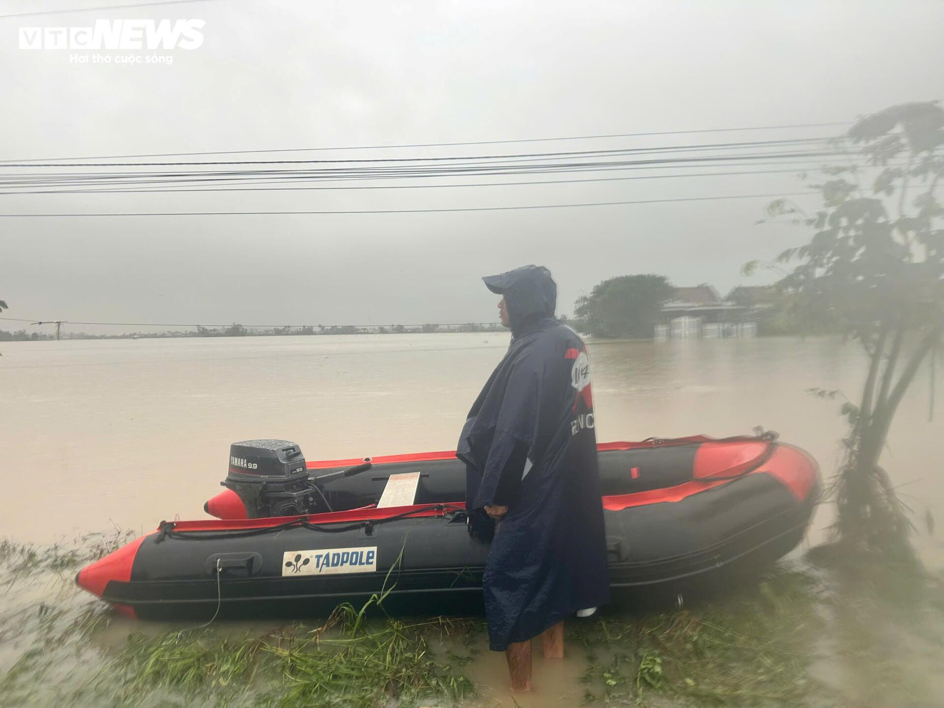 Đắk Lắk lũ vượt mái nhà, dân thoát nạn nghẹn ngào: 'Ngỡ mình chết hôm qua'- Ảnh 10.