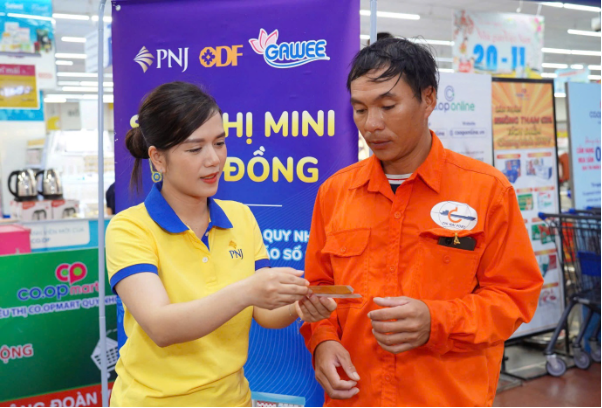 Siêu thị mini 0 đồng tiếp sức bà con Quy Nhơn hậu bão - Ảnh 2.